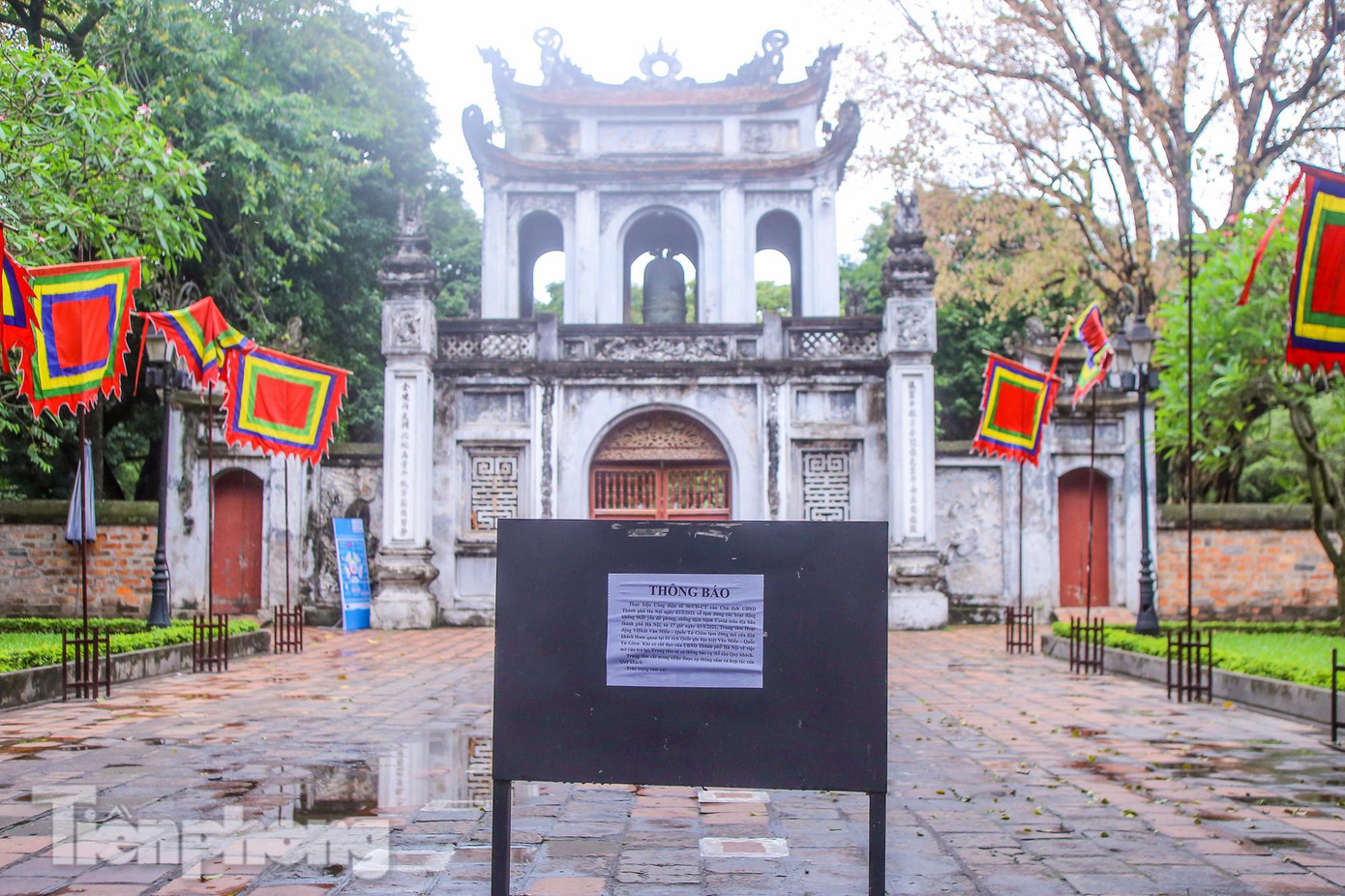 Di tích Văn Miếu-Quốc Tử Giám đóng cửa, dán thông báo tạm dừng hoạt động từ ngày 17h ngày 3/5. Di tích Văn Miếu-Quốc Tử Giám đóng cửa, dán thông báo tạm dừng hoạt động từ ngày 17h ngày 3/5.