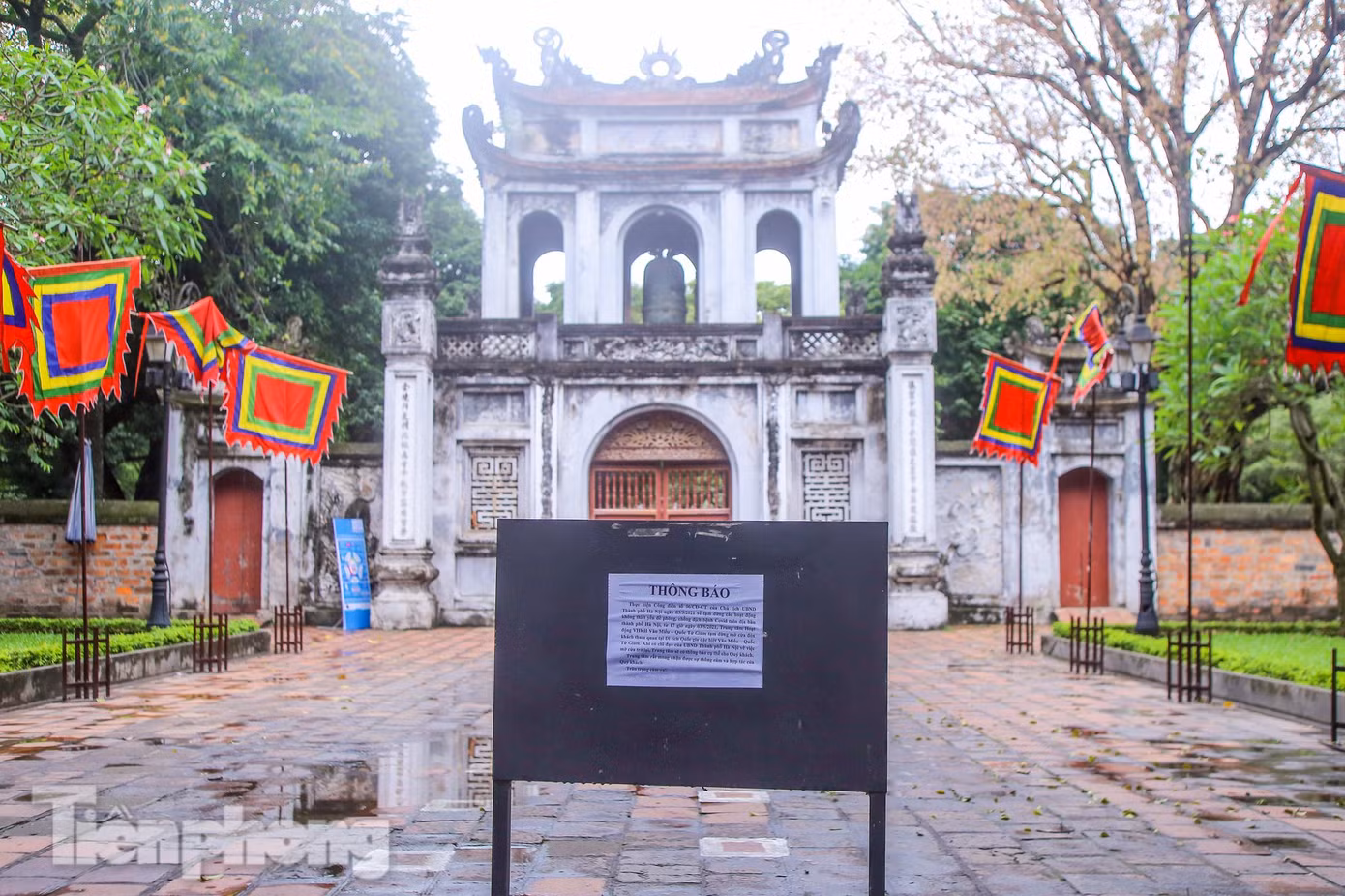 Di tích Văn Miếu-Quốc Tử Giám đóng cửa, dán thông báo tạm dừng hoạt động từ ngày 17h ngày 3/5.