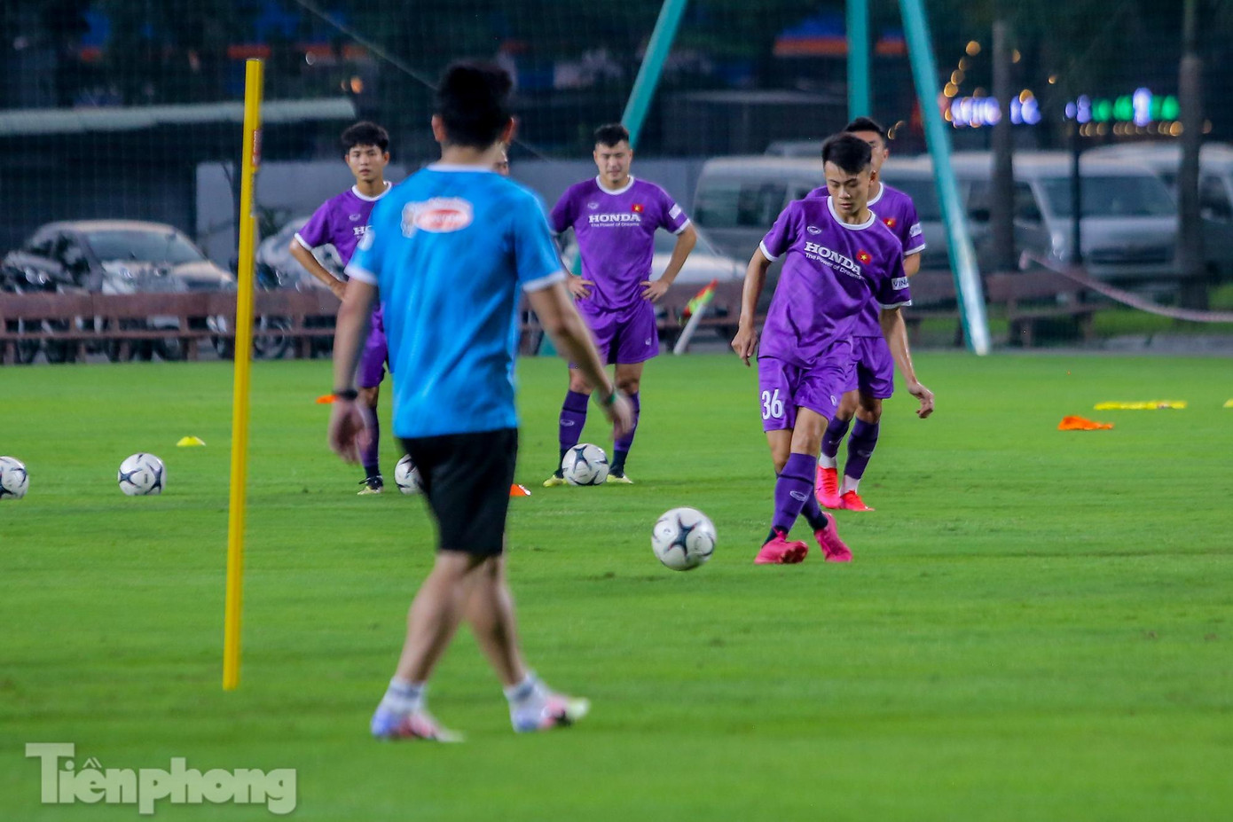 Theo đó, có 2 gương mặt mới được triệu tập bổ sung vào danh sách tập trung là tiền vệ Tẩy Văn Toàn (Sài Gòn) và tiền vệ Nguyễn Trọng Long (TP.HCM). Riêng tiền đạo Võ Nguyên Hoàng sẽ không hội quân cùng đội tuyển trong đợt tập trung này do đang điều trị chấn thương.