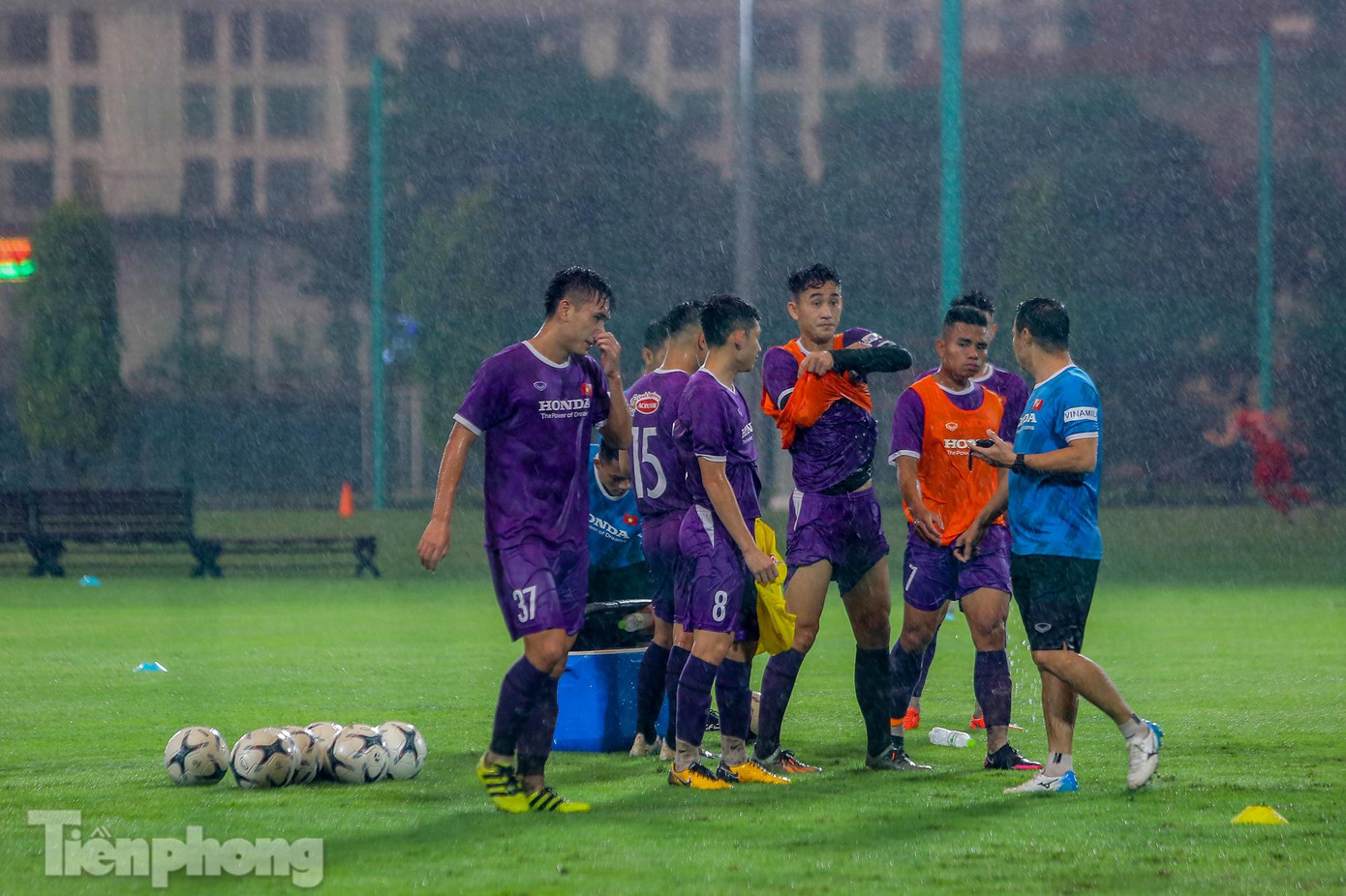 Buổi tập đầu tiên diễn ra dưới thời tiết không thuận lợi khi có cơn mưa lớn trút xuống ngay sau phần khởi động của U22 Việt Nam.