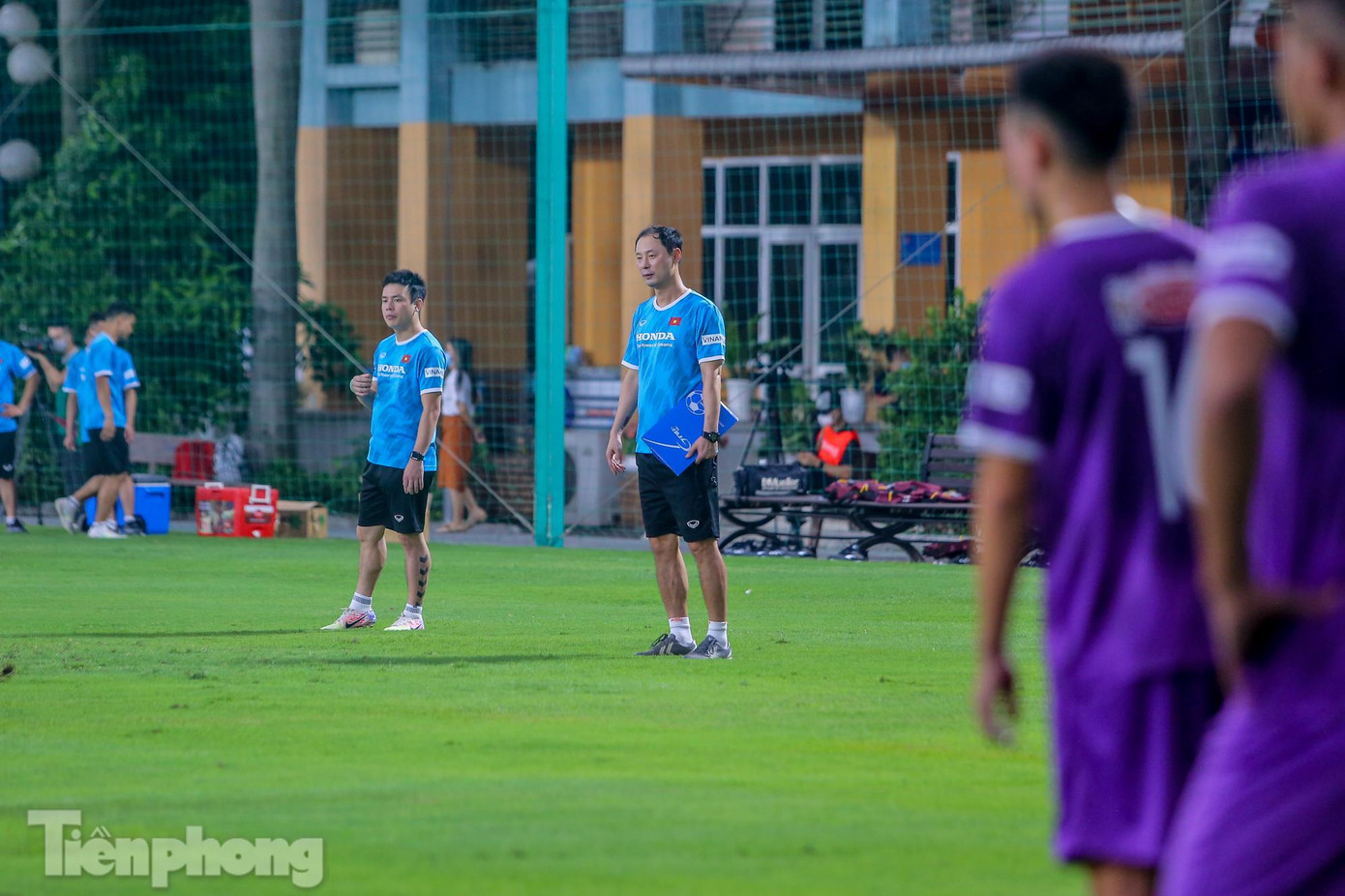 "Phó tướng" Kim Han-yoon chỉ đạo các cầu thủ trẻ.