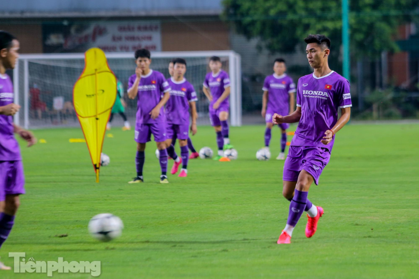 Theo kế hoạch ban đầu, HLV Park Hang Seo đã triệu tập 34 cầu thủ lên tuyển U22 Việt Nam. Tuy nhiên, nhóm 4 cầu thủ CLB CAND gồm hậu vệ Trần Văn Đạt, Nguyễn Duy Kiên, tiền vệ Lê Minh Bình, Hà Văn Phương không thể lên hội quân vì phải thực hiện cách ly y tế theo quy định về phòng chống dịch COVID-19.