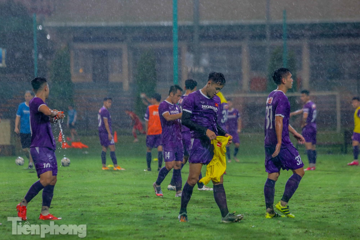 Tuy nhiên các cầu thủ vẫn miệt mài hoàn thành các bài tập do BHL đề ra.