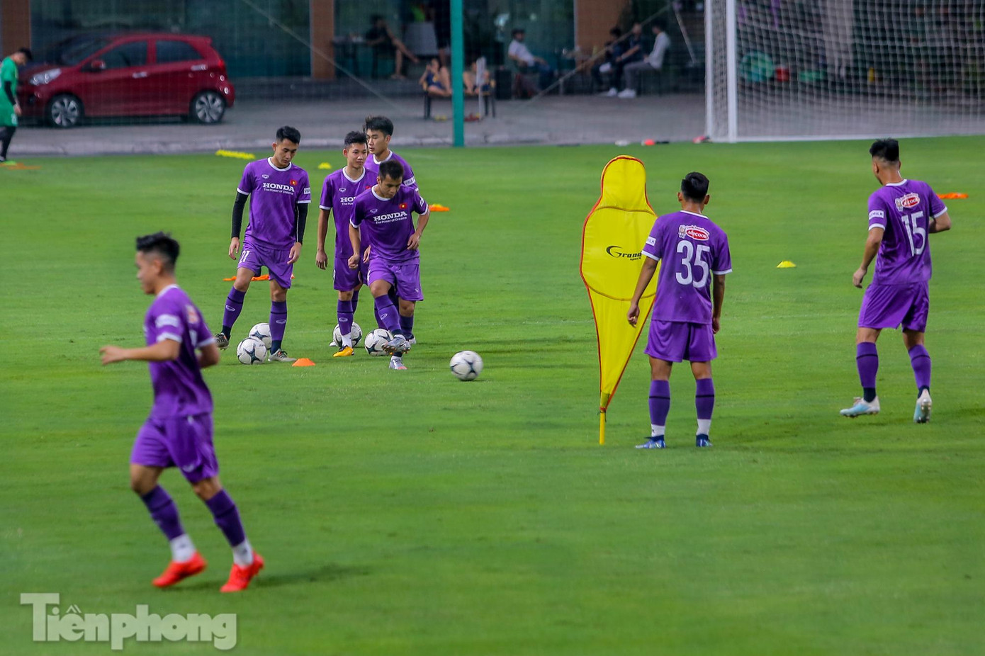 Trước đó, đội tuyển U22 Việt Nam đã tập trung trở lại tại Trung tâm đào tạo bóng đá trẻ Việt Nam. Ngay trong ngày đầu hội quân, tất cả các thành viên của đội đã kiểm tra y tế và lấy mẫu xét nghiệm RT-PCR để đảm bảo công tác phòng, chống dịch COVID-19.