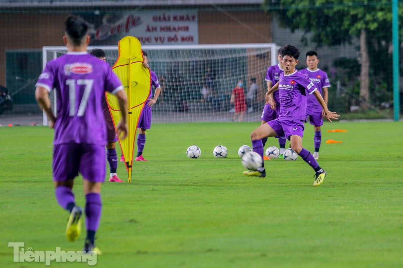 Nhóm cầu thủ này có đi cùng chuyến bay với hai trường hợp được xác định là F1 trong quá trình di chuyển để thi đấu vòng 7 giải hạng Nhất quốc gia LS 2021. Vì vậy danh sách đội tuyển U22 Việt Nam sau đó đã có sự điều chỉnh.