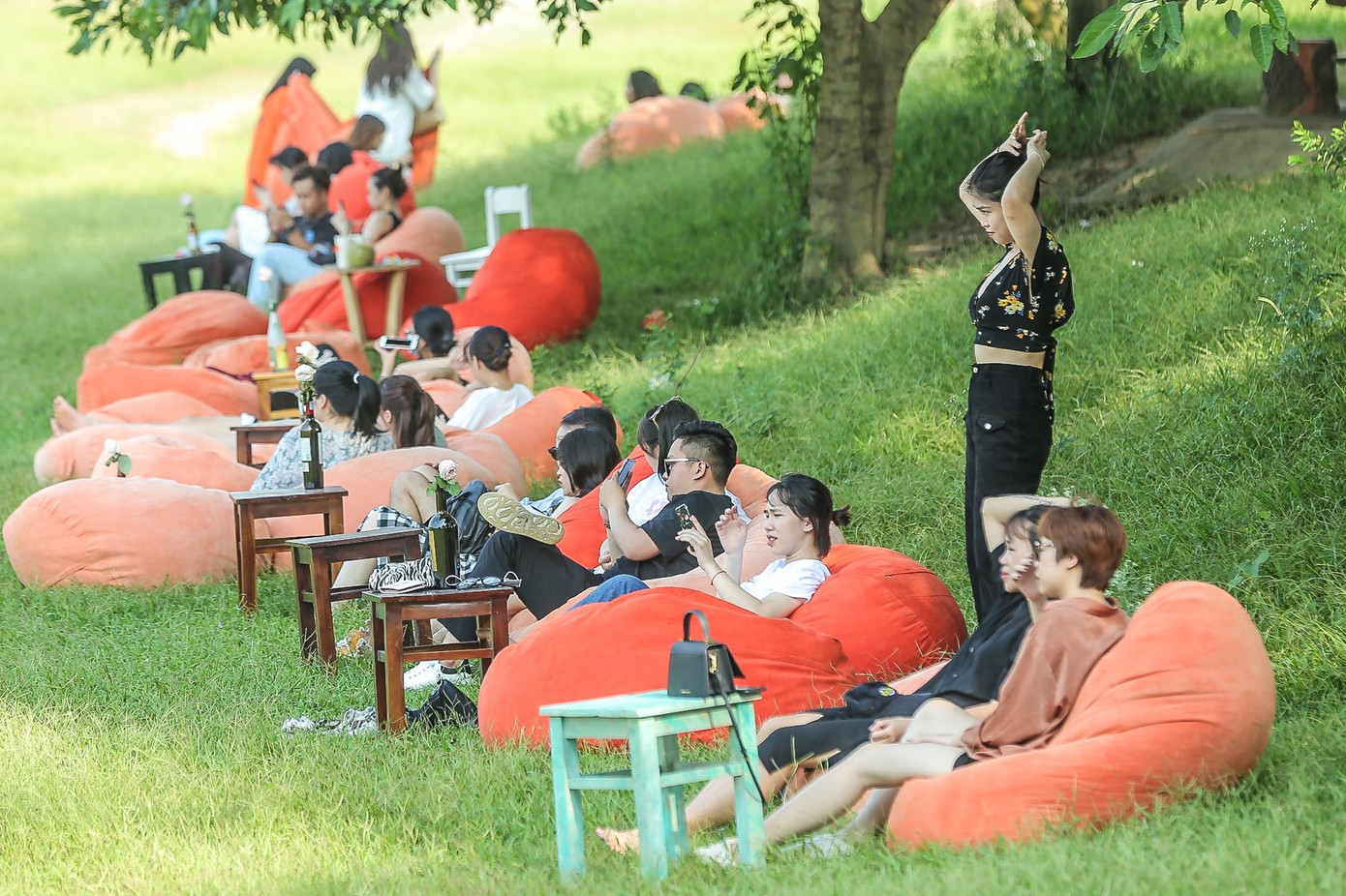 Ghế ngồi đước xếp sát nhau, không giữ khoảng cách theo quy định.