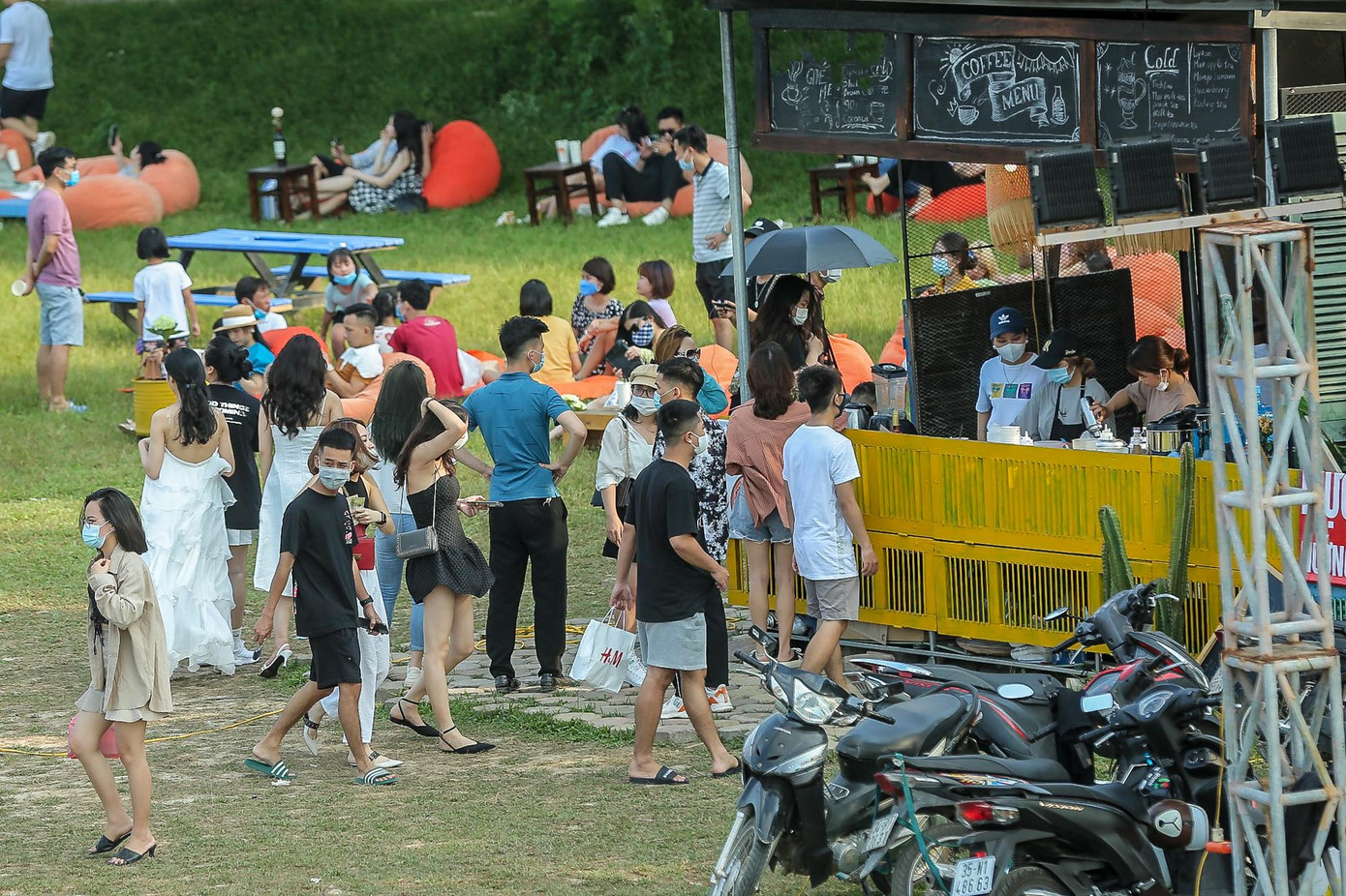 Ngay hôm trước (23/5), hàng trăm người tụ tập tại khu vực trên bất chấp quy định phòng dịch COVID-19.