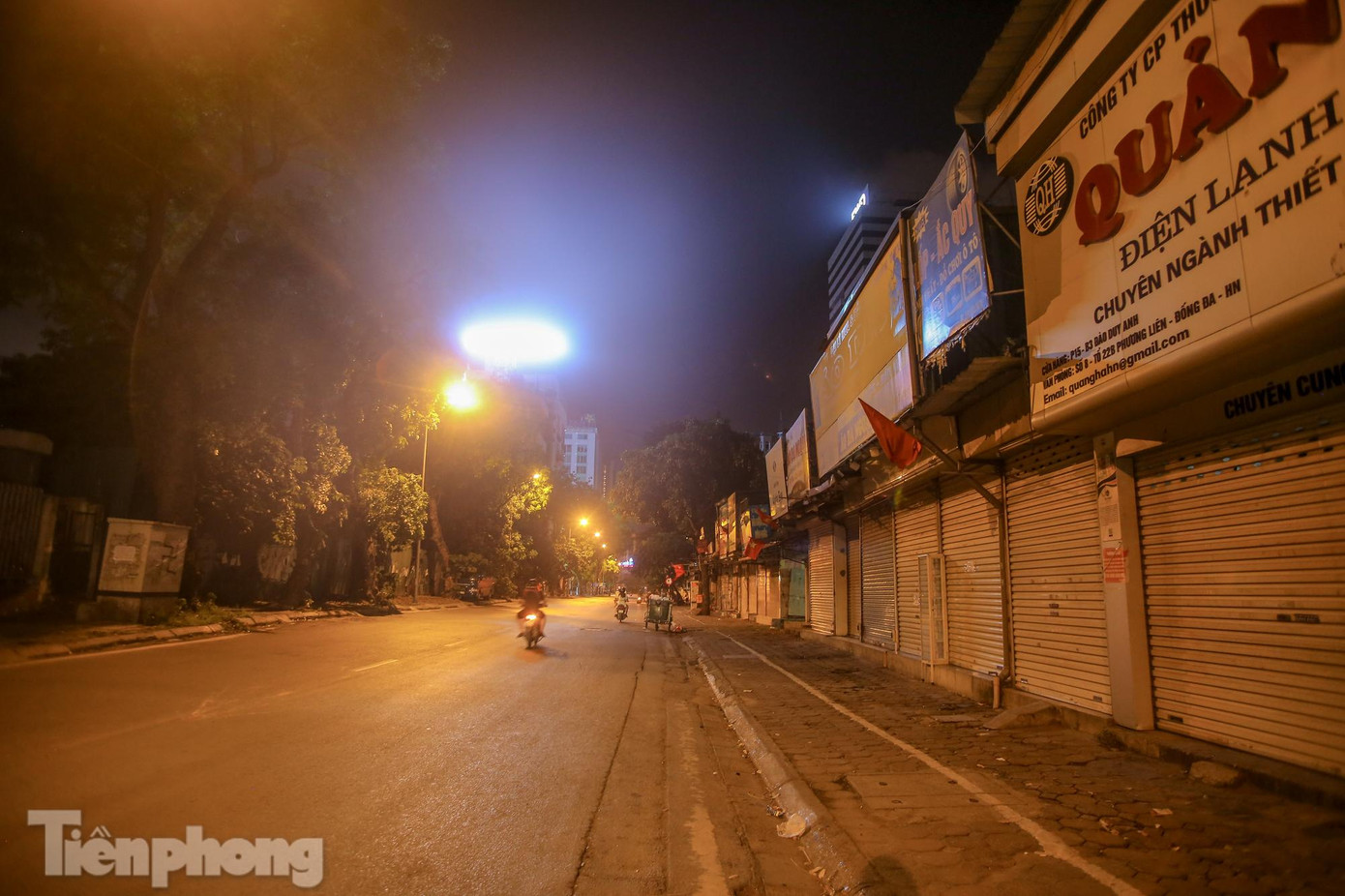 Do tâm lý e dè dịch bệnh COVID-19 đang diễn biến phức tạp trong cộng đồng, nhiều người dân ở nhà thay vì ra đường khiến phố phường Thủ đô vắng lặng. Do tâm lý e dè dịch bệnh COVID-19 đang diễn biến phức tạp trong cộng đồng, nhiều người dân ở nhà thay vì ra đường khiến phố phường Thủ đô vắng lặng.