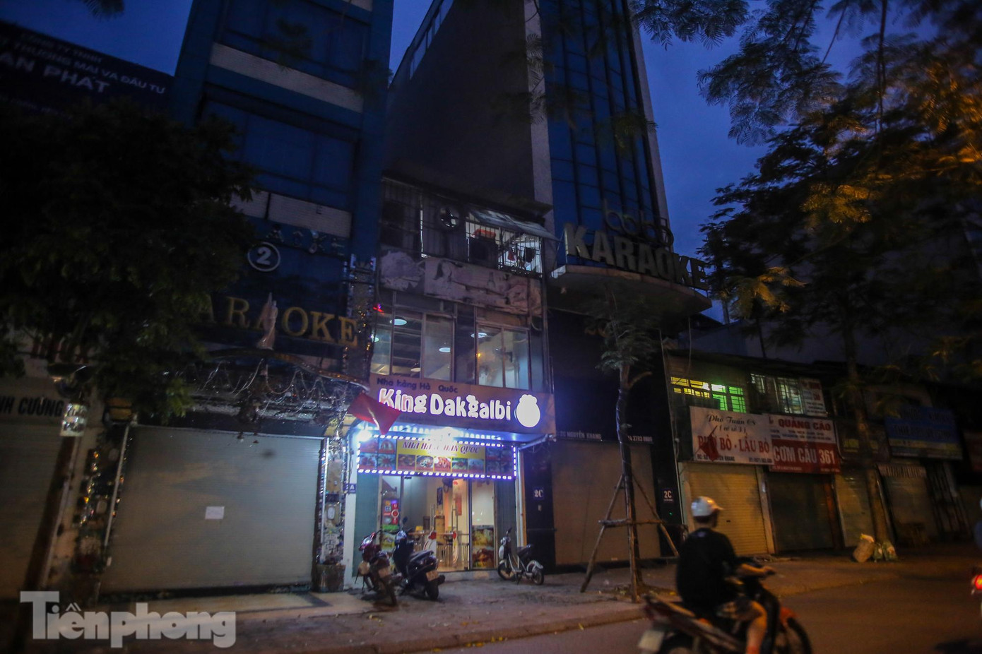 Việc các quán karaoke đồng loạt đóng cửa khiến cả con phố trở nên yên ắng.