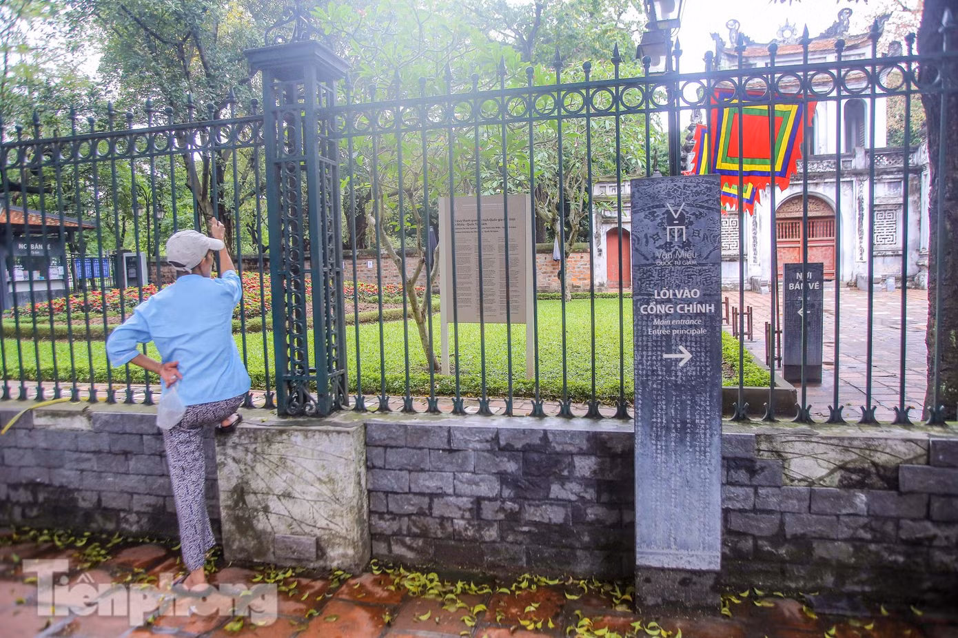 Ngóng Văn Miếu qua hàng rào