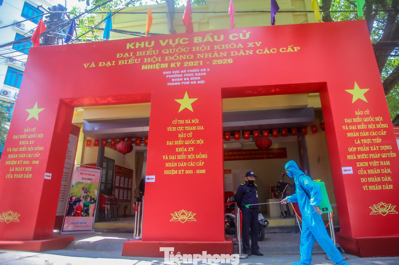 Phun khử khuẩn được thực hiện kỹ càng từ bên ngoài cổng.