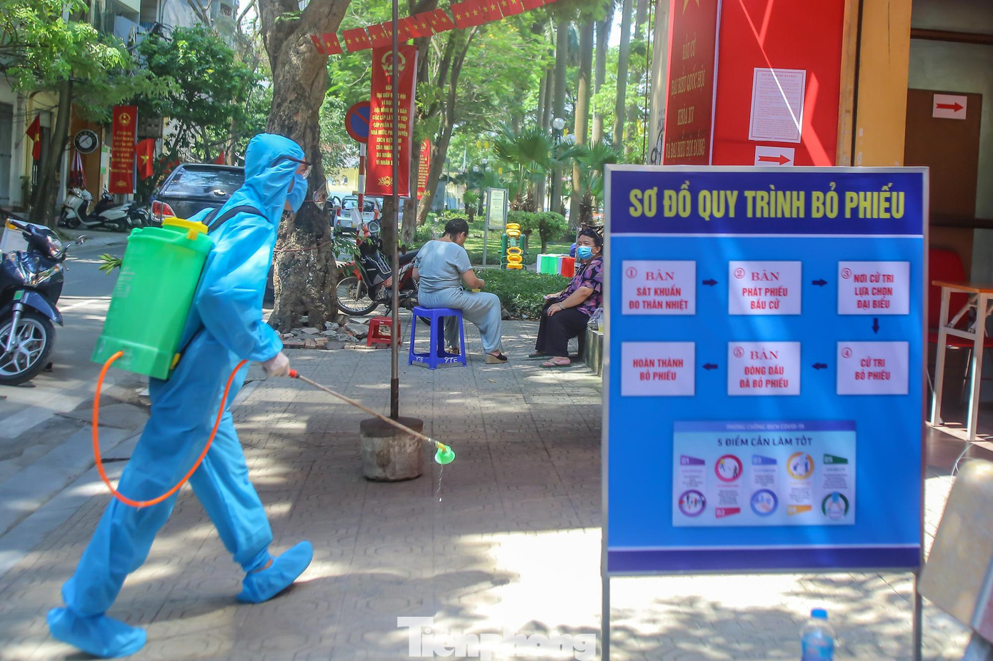 Trong hôm nay (22/5), các địa điểm tổ chức bầu cử trên địa bàn Hà Nội đều được phun khử khuẩn.