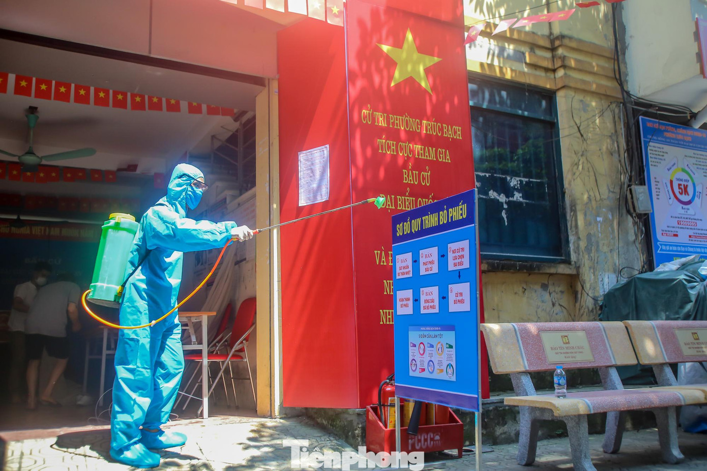 Việc đảm bảo phòng chống dịch COVID-19 tại các điểm bầu cử là cần thiết.