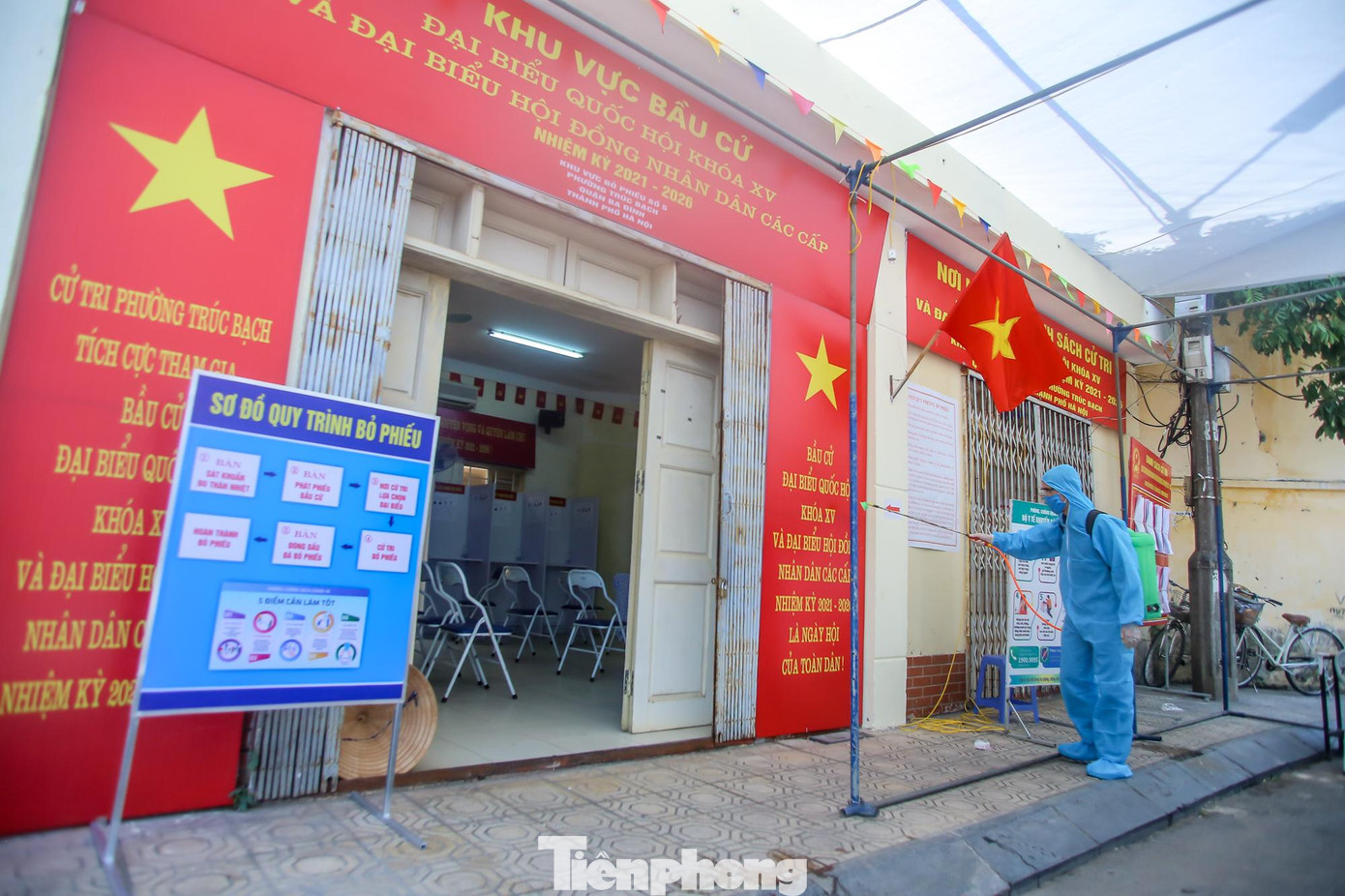 Phun khử khuẩn tại một địa điểm bầu cử quận Ba Đình.