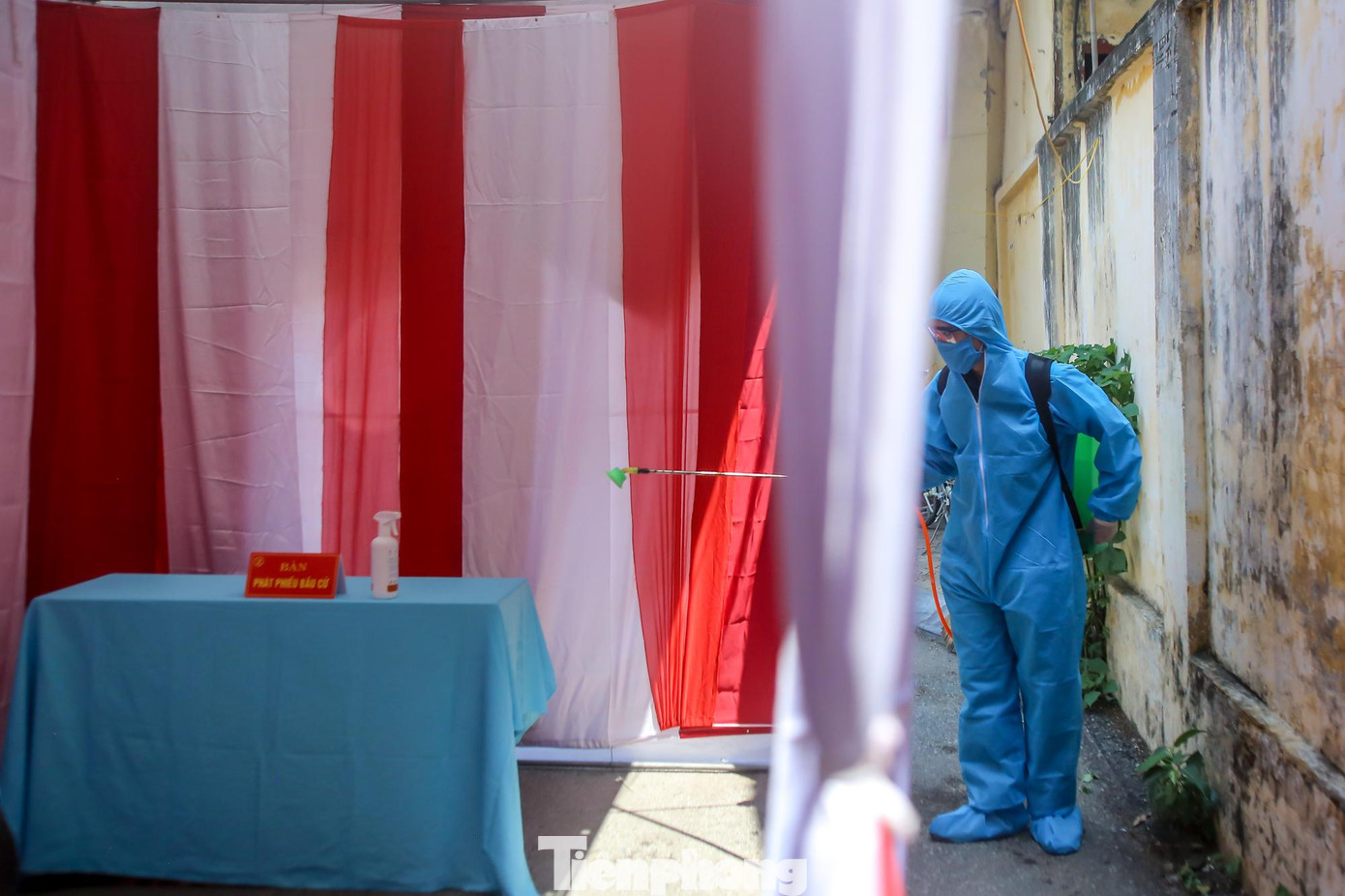 Mỗi điểm bầu cử đều được bố trí khu cách ly riêng cho trường hợp ho sốt, khó thở và những người đang thực hiện cách ly.