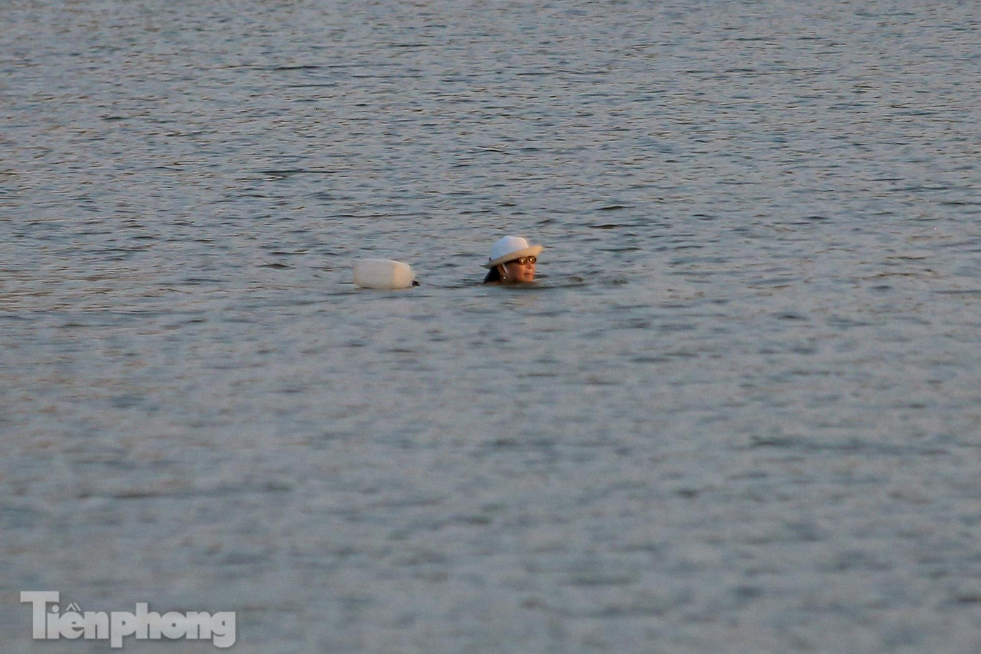 Một số người trang bị áo phao, can nhựa để làm phao.