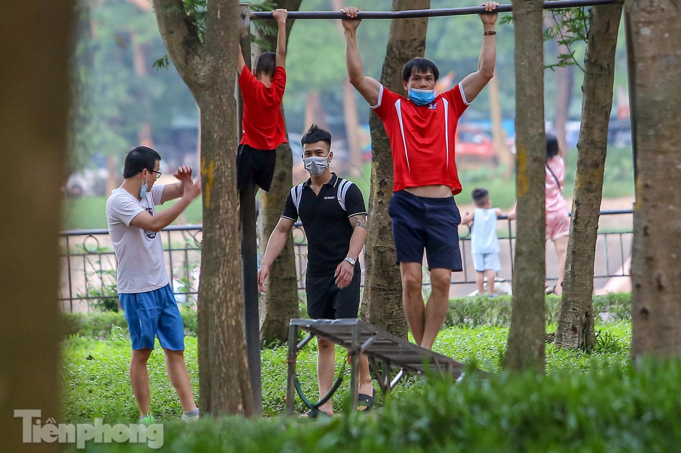 Tốp người "túm 5 tụm 3" tập dụng cụ trong công viên này.
