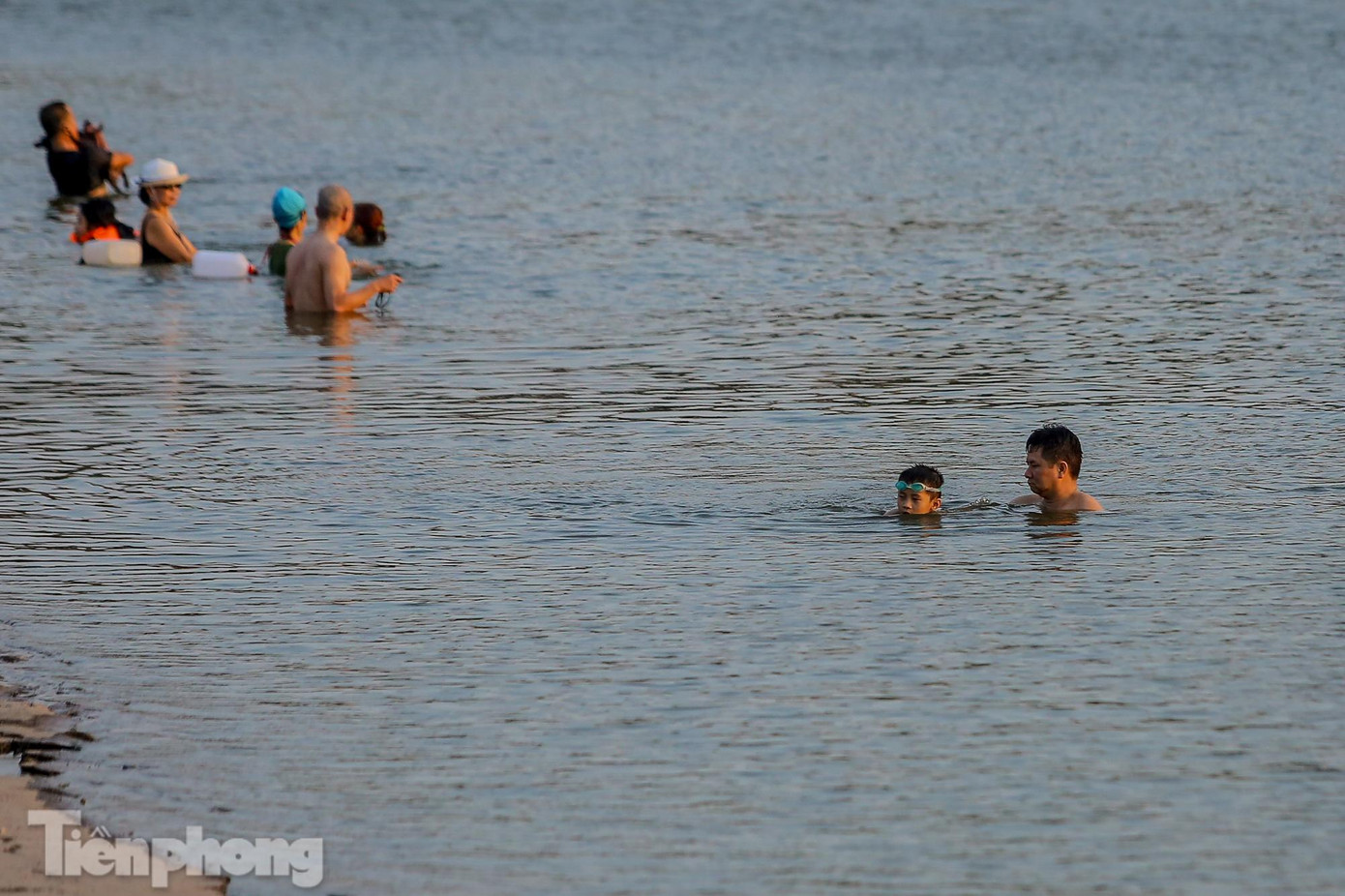 Hồ Linh Đàm là hồ có mực nước rất sâu, nhiều năm trở lại đây thường xuyên xảy ra các vụ đuối nước thương tâm.