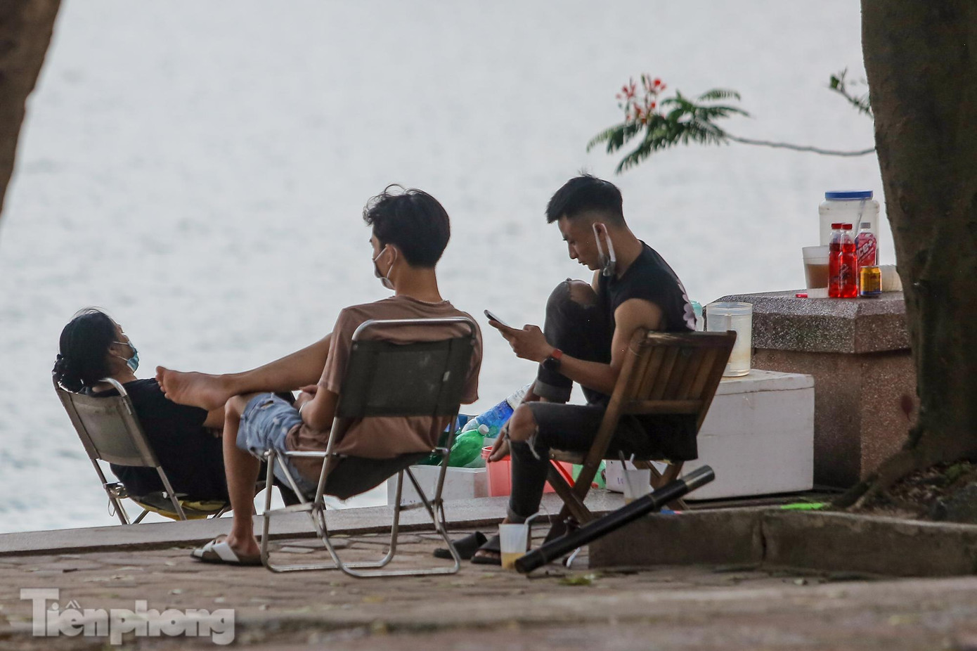 Quán nước vỉa hè ngang nhiên bán ven hồ Linh Đàm bất chấp lệnh cấm.