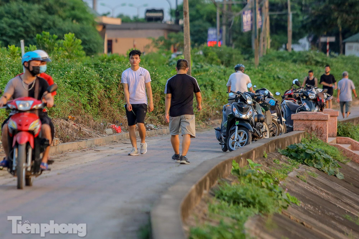 Tại đường ven hồ xuất hiện khá đông nhiều người tập thể dục vào buổi sáng và buổi chiều tối.
