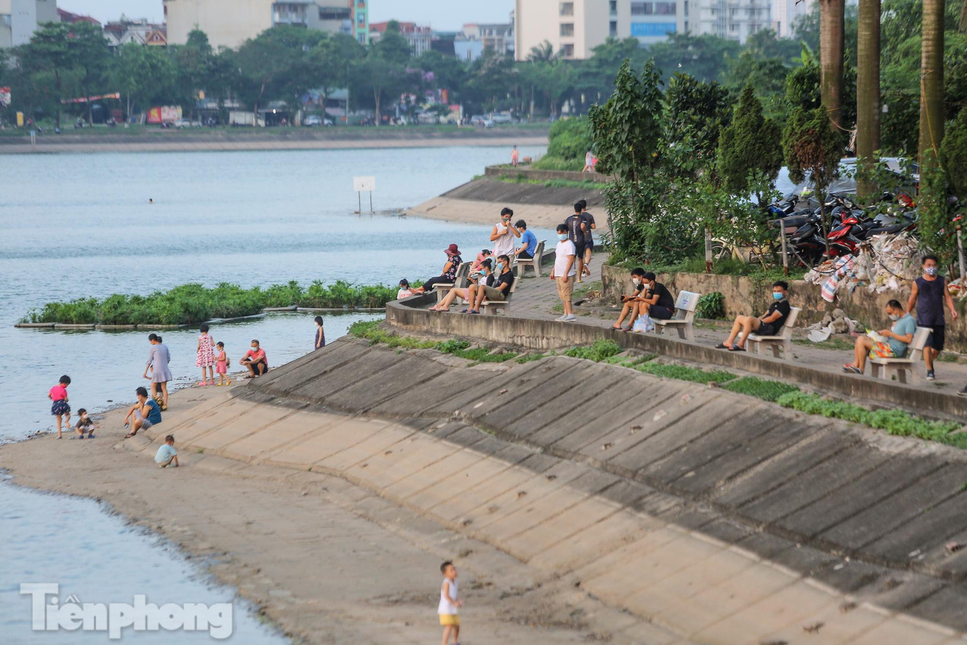 Diễn biến dịch COVID-19 vẫn đang phức tạp trong cộng đồng, tuy nhiên khu vực xung quanh hồ Linh Đàm (quận Hoàng Mai, Hà Nội) lại đông đúc người tụ tập, tập thể dục.