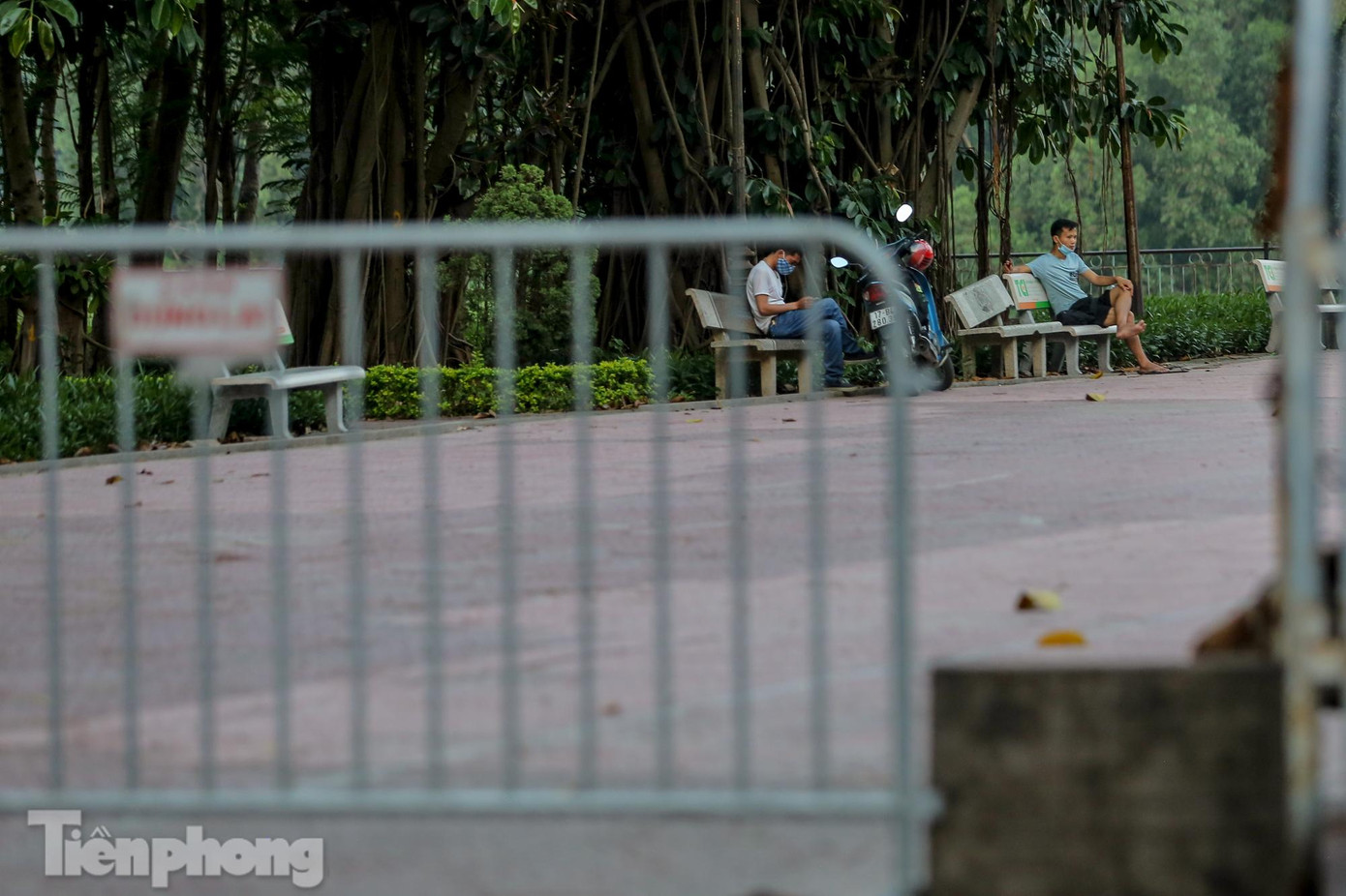 Mặc dù đã được rào chắn, nhiều người vẫn lọt vào công viên bán đảo Linh Đàm.