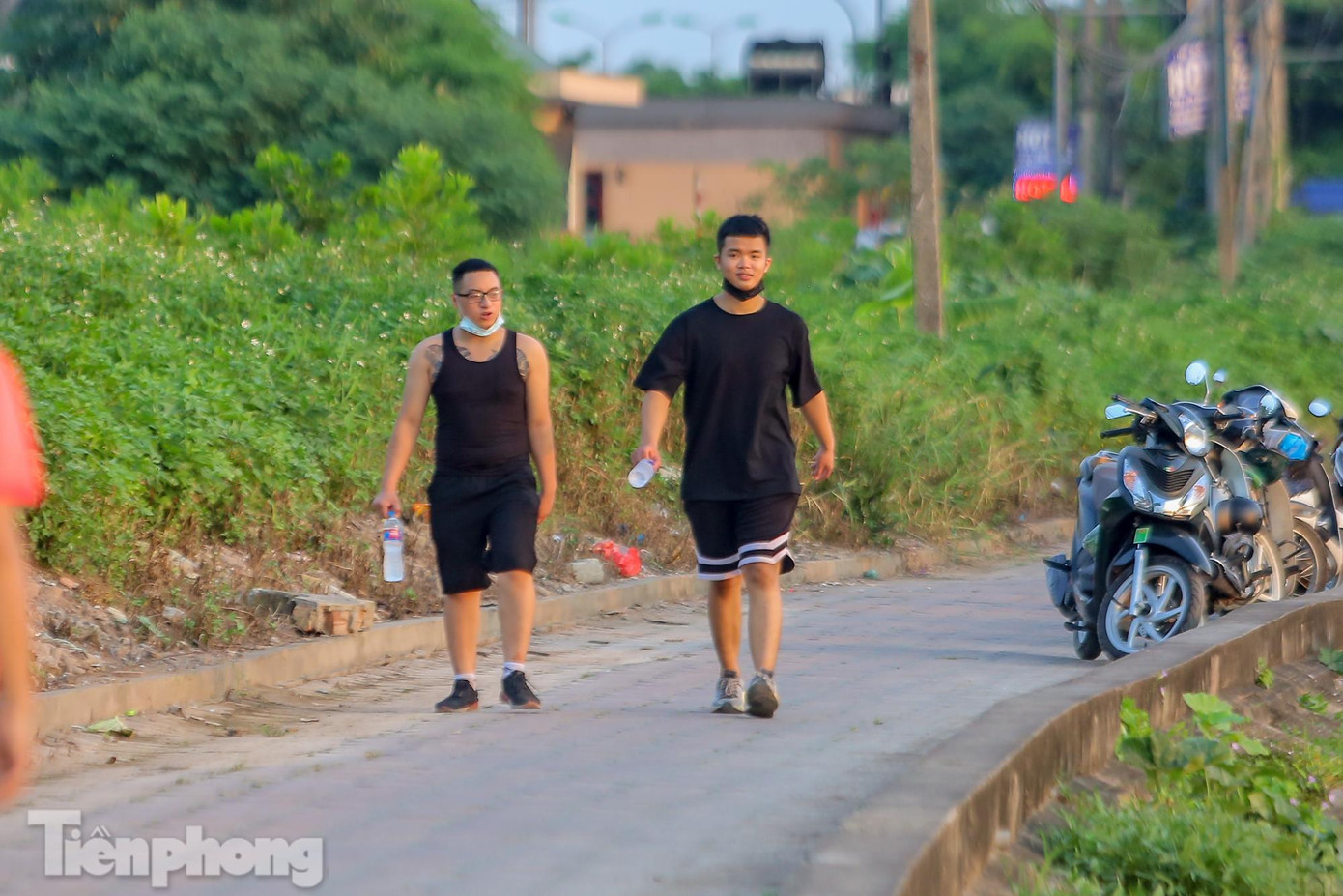 Nhiều người không đeo khẩu trang hoặc đeo dưới cằm.