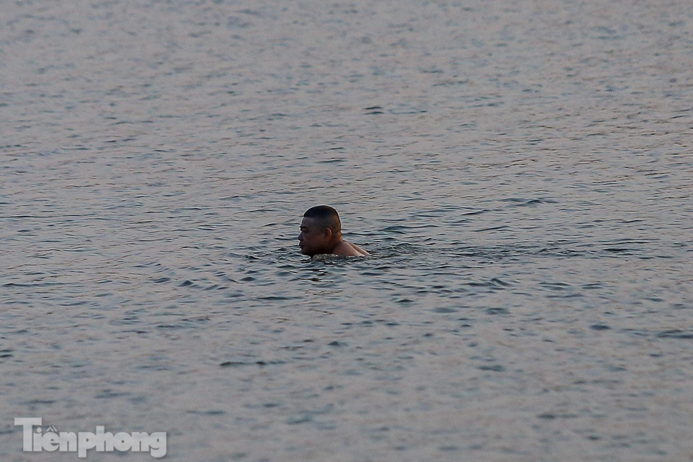 Việc không mất chi phí, các cơ sở bể bơi đóng cửa chống dịch COVID-19, nhiều người đến đấy để giải nhiệt trong những ngày nắng nóng.