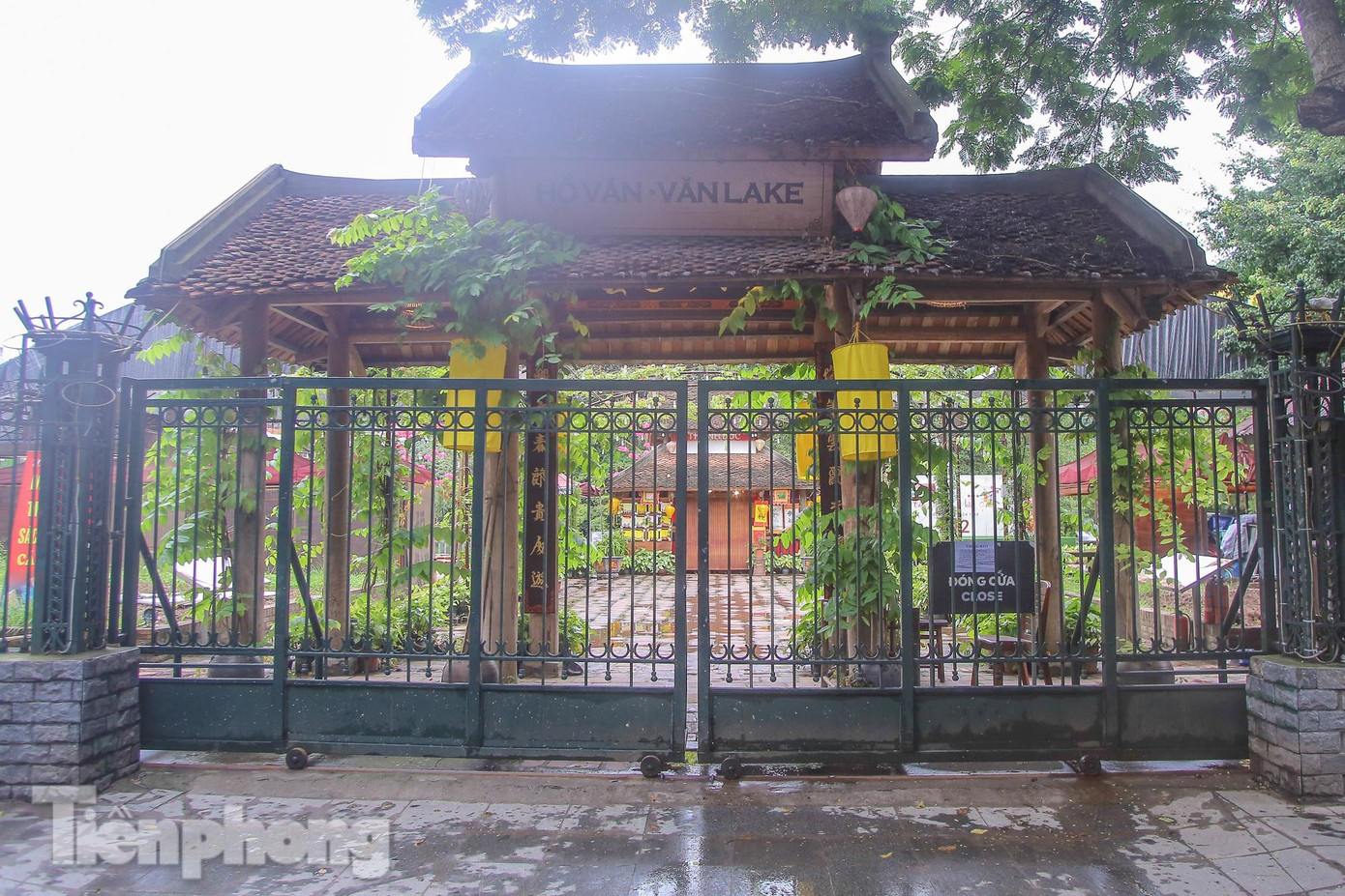 Hồ Văn - Văn Miếu cửa đóng then cài, vắng lặng. Hồ Văn - Văn Miếu cửa đóng then cài, vắng lặng.