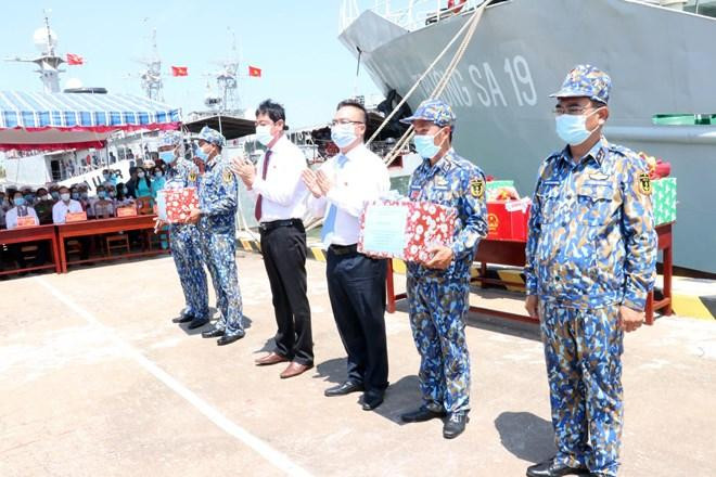 Lãnh đạo tỉnh Bà Rịa-Vũng Tàu tặng quà, động viên đoàn công tác. (Ảnh: Đoàn Mạnh Dương/TTXVN)