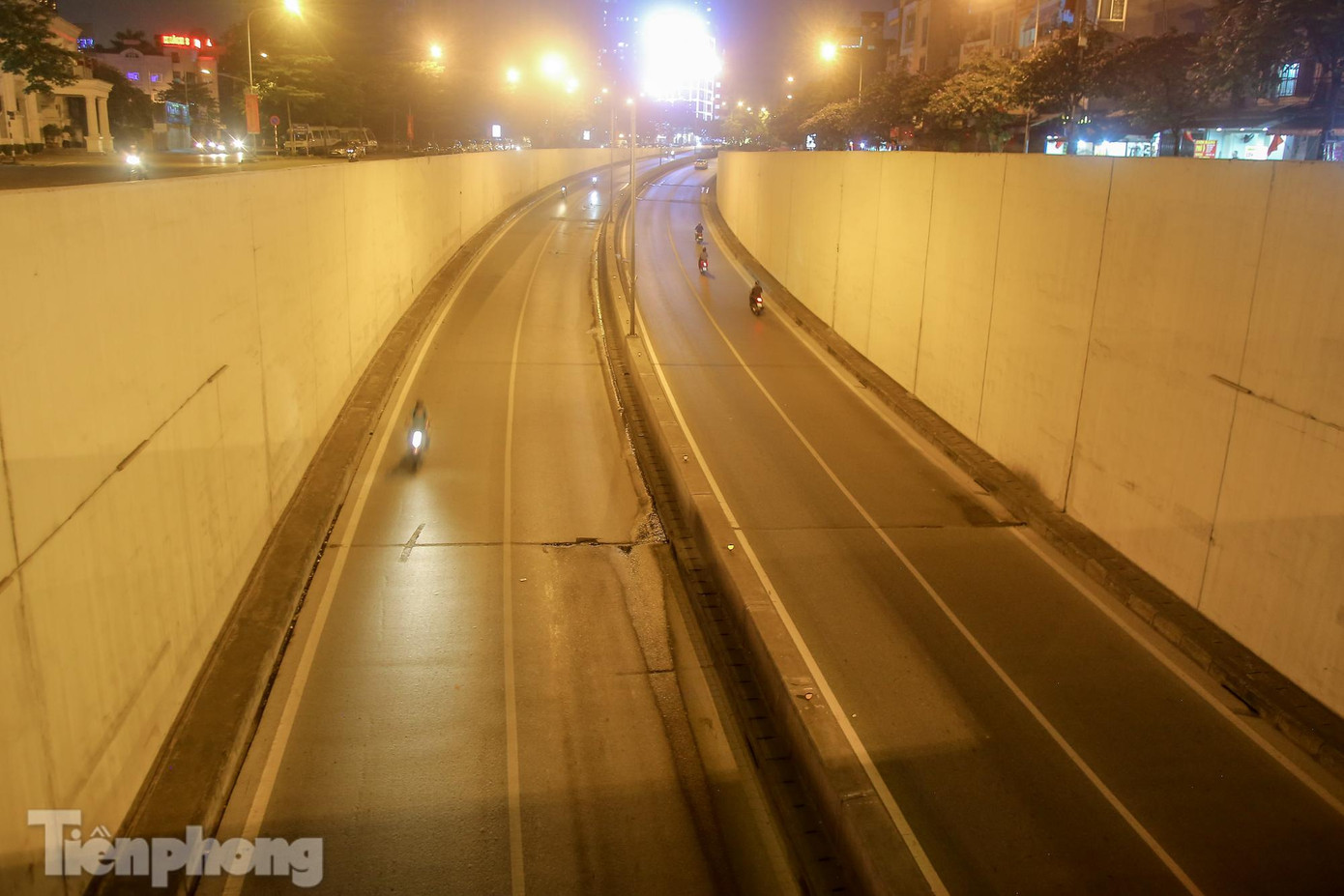 Thay vì dòng xe tấp nập thì đường Hầm Kim Liên lại thông thoáng, chỉ lác đác vài xe. Thay vì dòng xe tấp nập thì đường Hầm Kim Liên lại thông thoáng, chỉ lác đác vài xe.