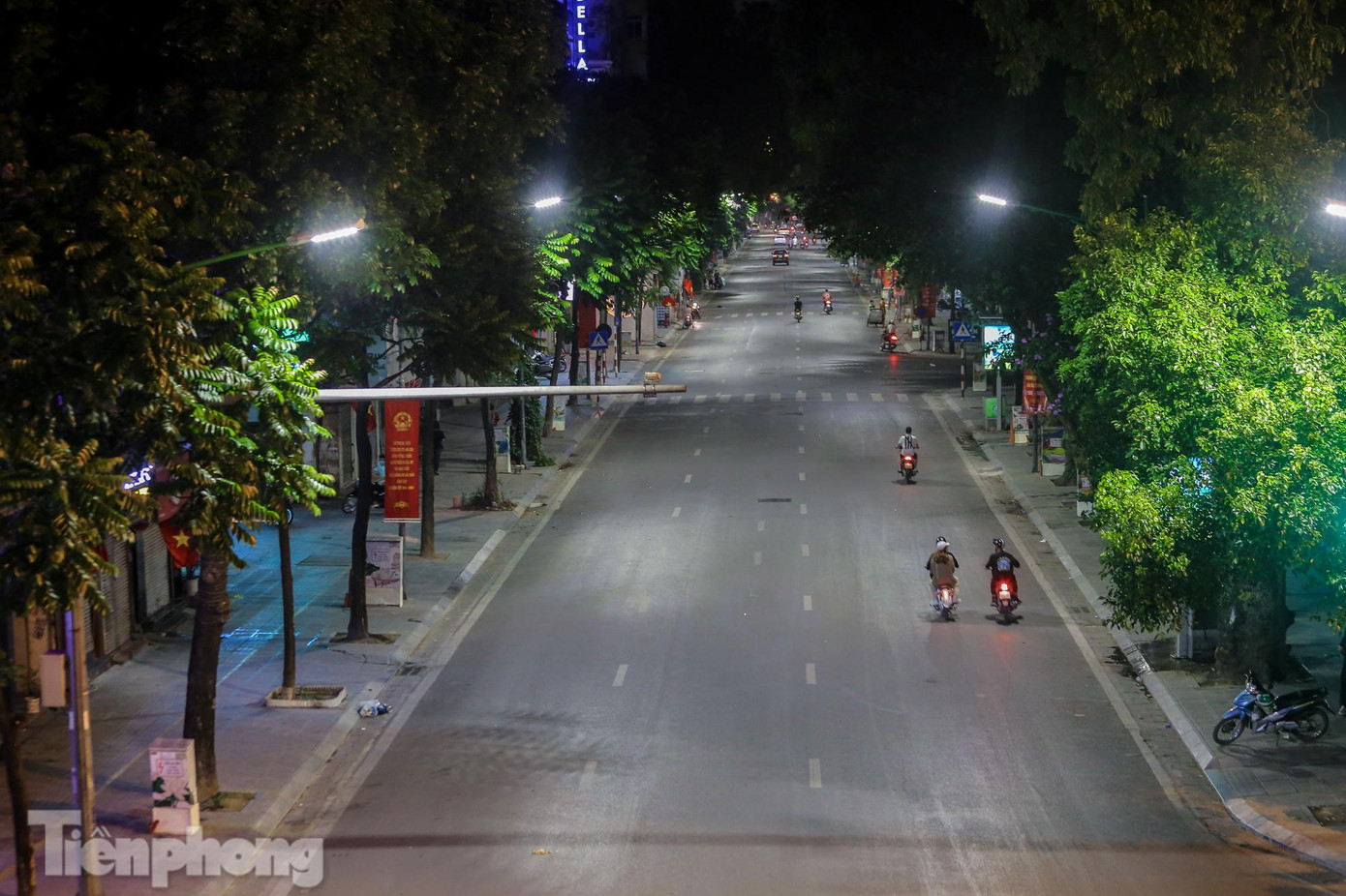Phố Huế thoáng đãng khi chưa đến 22h. Phố Huế thoáng đãng khi chưa đến 22h.