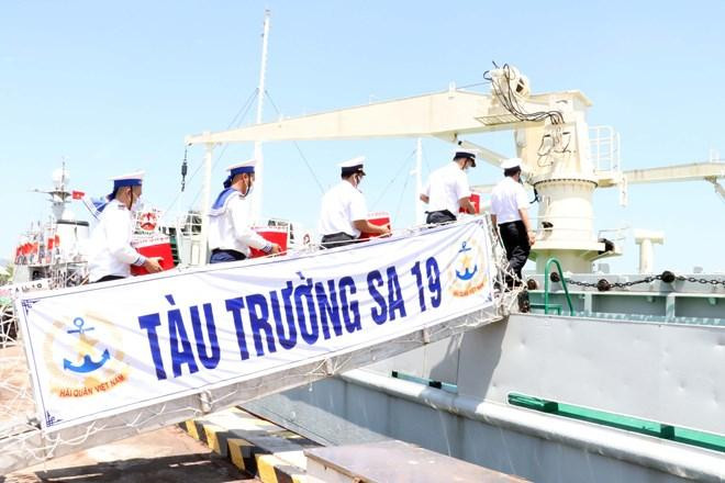 Đưa các hòm phiếu lên tàu thực hiện công tác bầu cử sớm trên biển. (Ảnh: Đoàn Mạnh Dương/TTXVN)