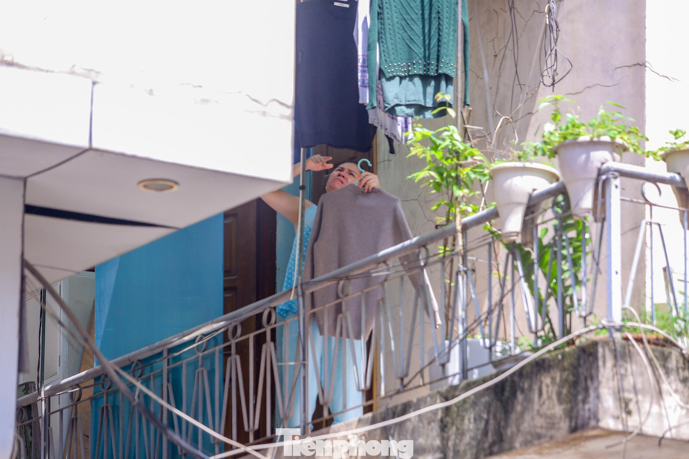 Hằng ngày, bệnh nhân đi làm tại Vĩnh Phúc từ khoảng 13 giờ đến 1 giờ sáng ngày hôm sau, đi làm cùng xe taxi với 2 người bạn làm cùng tại Bar Sunny là B.N.H. (đã ghi nhận dương tính, trú tại Hoàng Mai) và V.