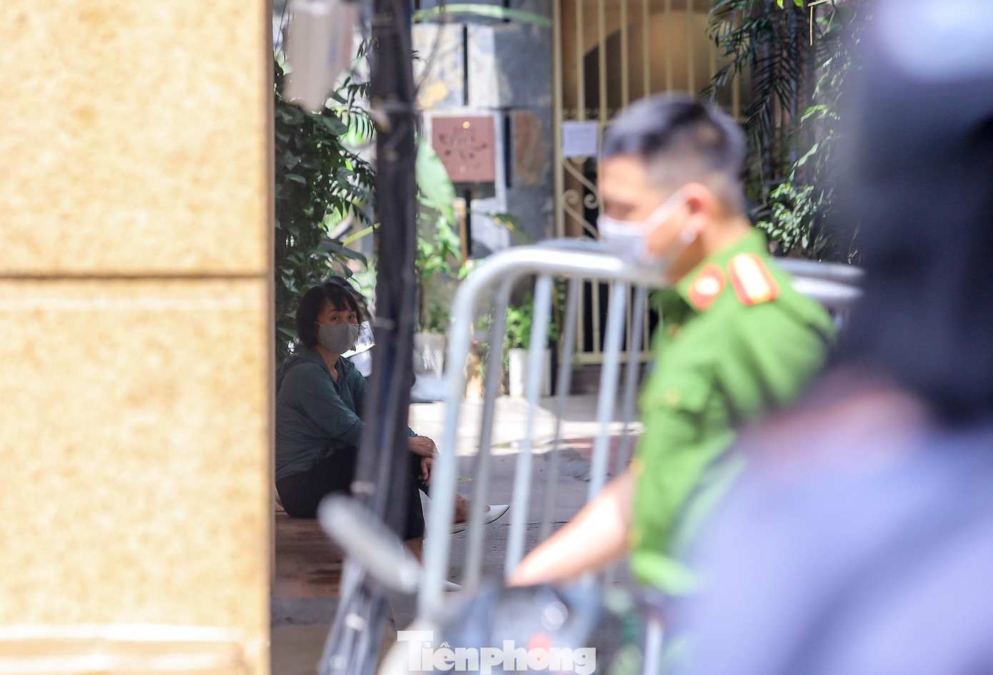 Bệnh nhân tên L.Q.A., 27 tuổi, địa chỉ tại 94 Bùi Thị Xuân, quận Hai Bà Trưng, là nhân viên quán bar Sunny, Vĩnh Phúc, có tiếp xúc gần với chuyên gia Trung Quốc dương tính ngày 23/4.