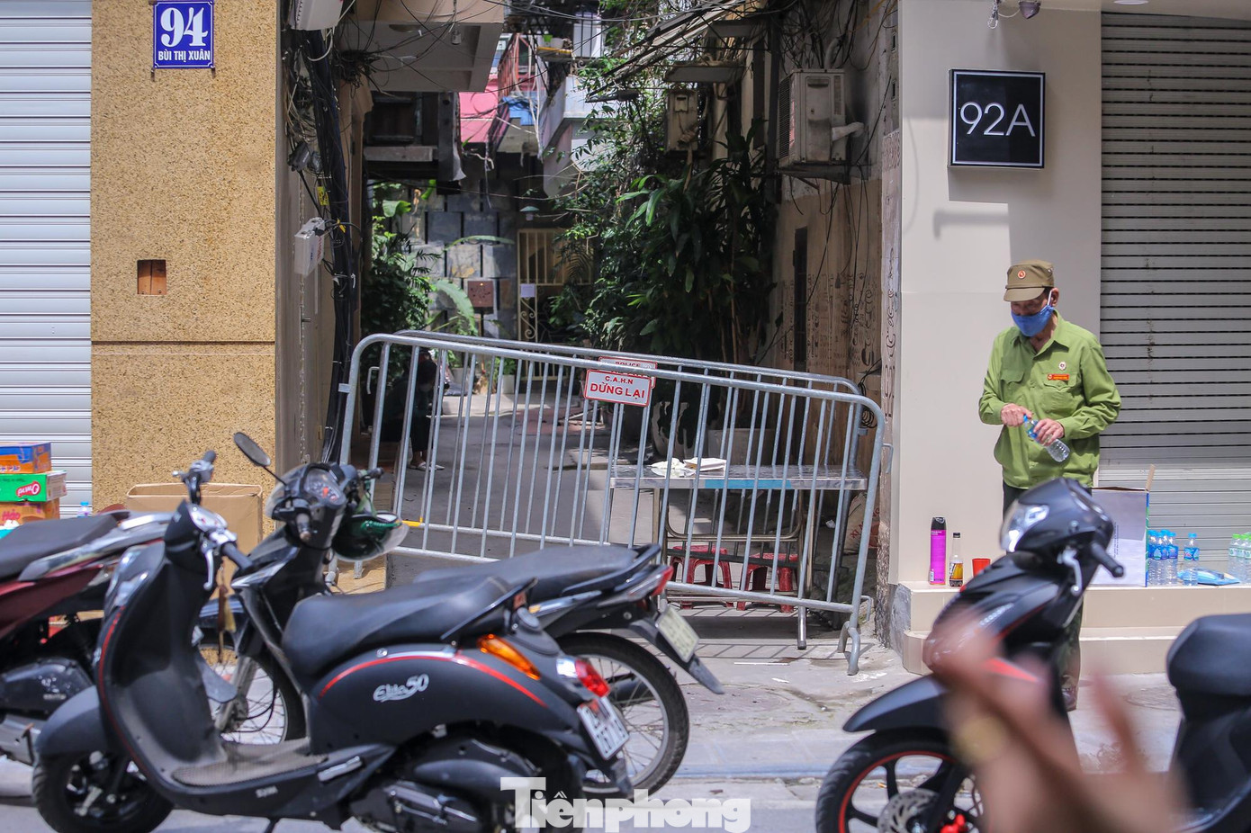 Theo thông tin từ Trung tâm Kiểm soát bệnh tật (CDC) Hà Nội, hôm qua, quận Hai Bà Trưng ghi nhận một ca dương tính SARS-CoV-2, liên quan đến quán bar ở Vĩnh Phúc và chuyên gia người Trung Quốc.