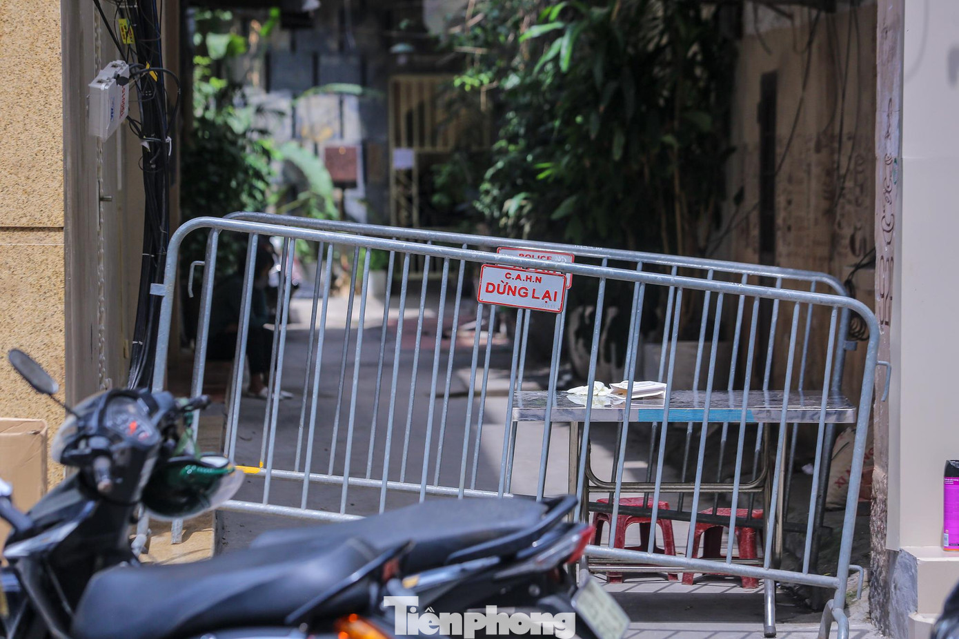 Con ngõ 94 Bùi Thị Xuân, nơi ở của bệnh nhân quán bar mắc COVID-19 bị phong tỏa.