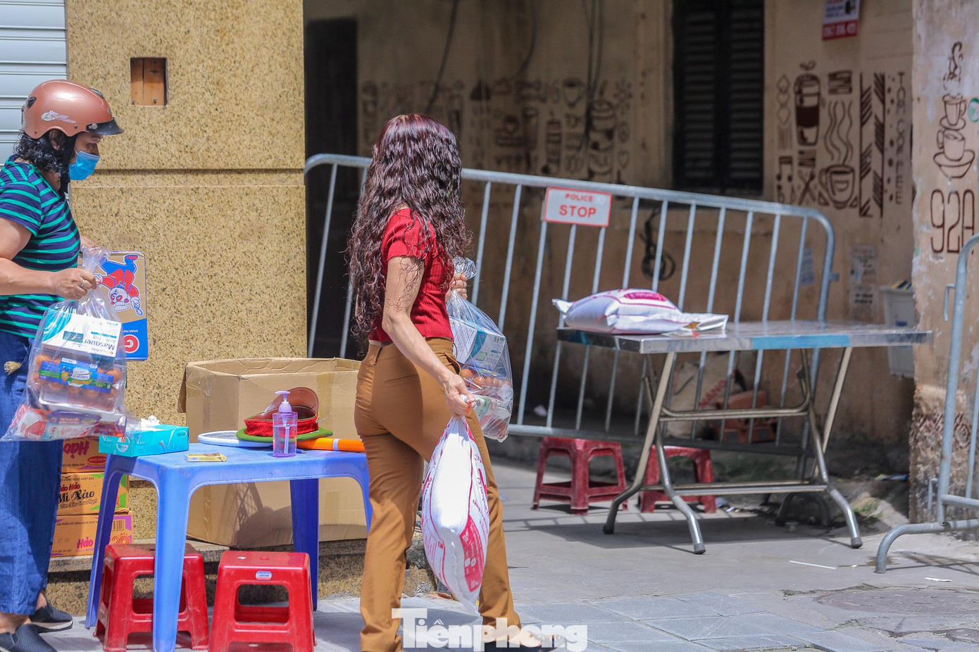 Đồ tiếp tế được chuyển đến đầu ngõ 94 Bùi Thị Xuân