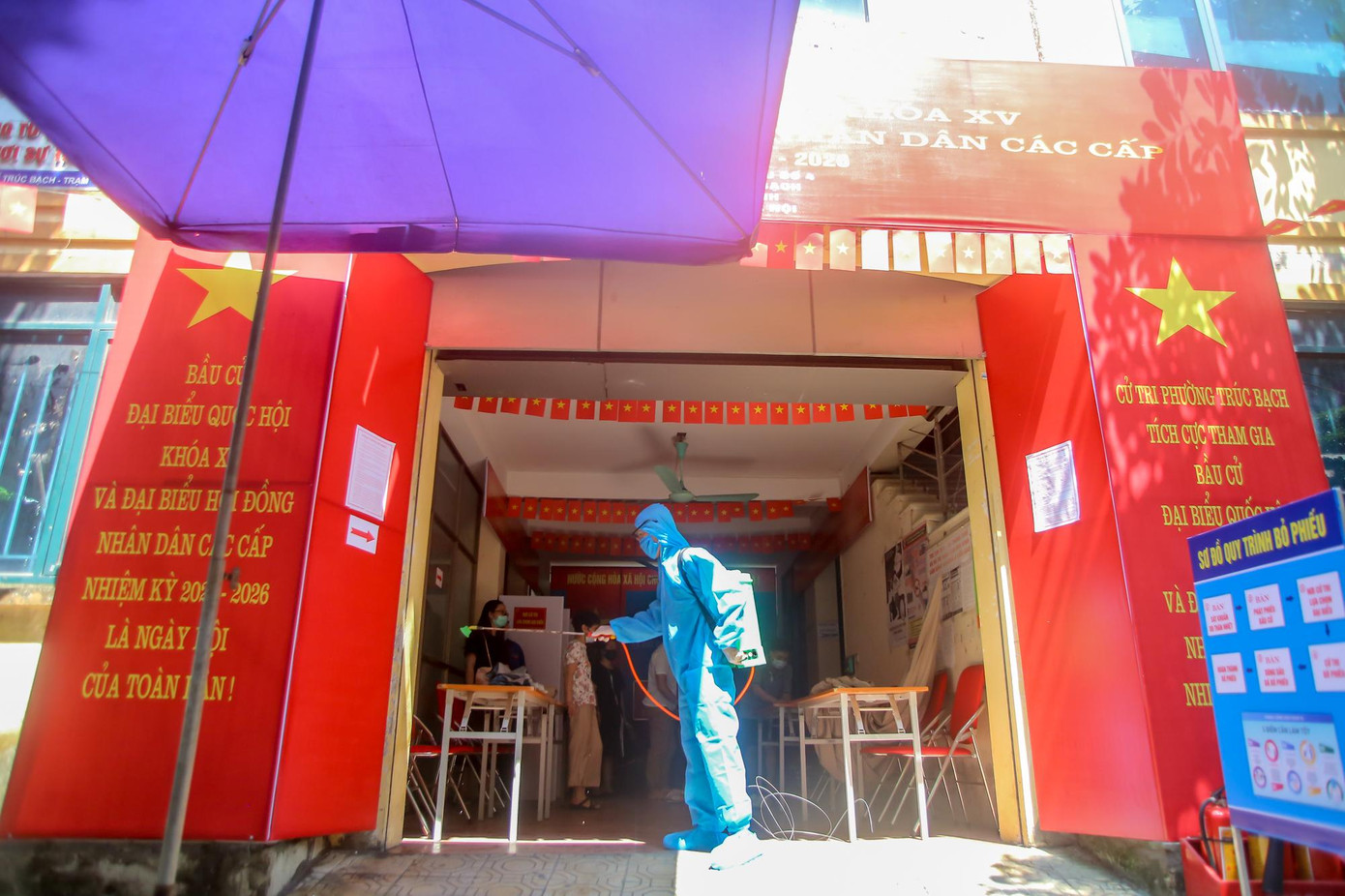 Để đảm bảo an toàn trước diễn biến phức tạp của dịch COVID-19, hôm nay (22/5), lực lượng chức năng Hà Nội tiến hành phun khử khuẩn tại các điểm bầu cử