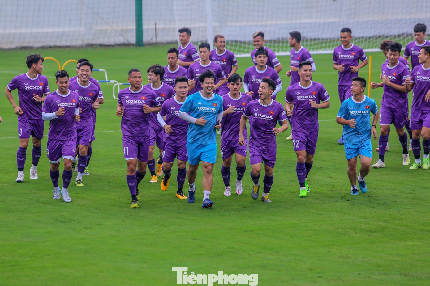 Tuy nhiên 3 cầu thủ thuộc biên chế SLNA là Văn Đức, Xuân Mạnh và thủ môn Văn Hoàng vắng mặt do phải thực hiện cách ly khi tiếp xúc gần với một trường hợp F1 COVID-19. Ba cầu thủ kể trên ít nhất phải sau ngày 18/5 mới có thể hội quân cùng đồng đội tại Hà Nội.