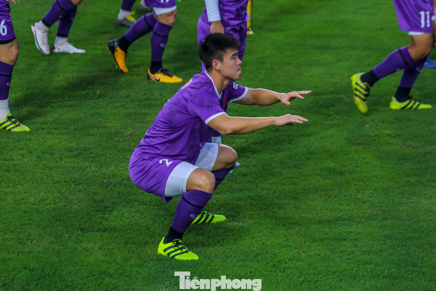 Cầu thủ Duy Mạnh có mặt tại sân tập cùng đồng đội.