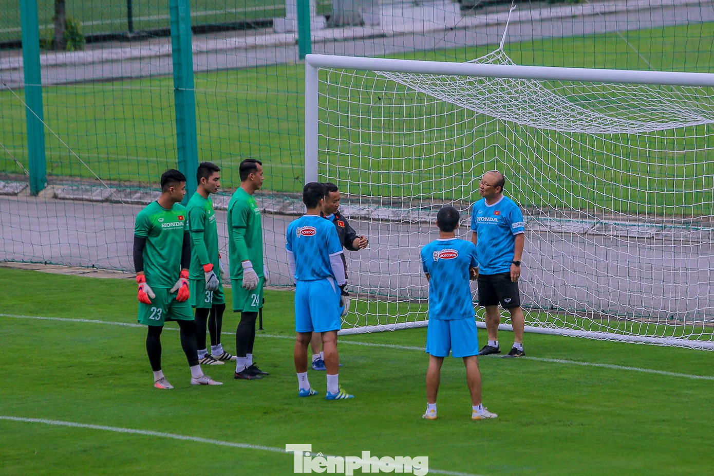Ngay đầu buổi tập, thầy Park đến khu vực tập luyện của Thủ môn để dặn dò.