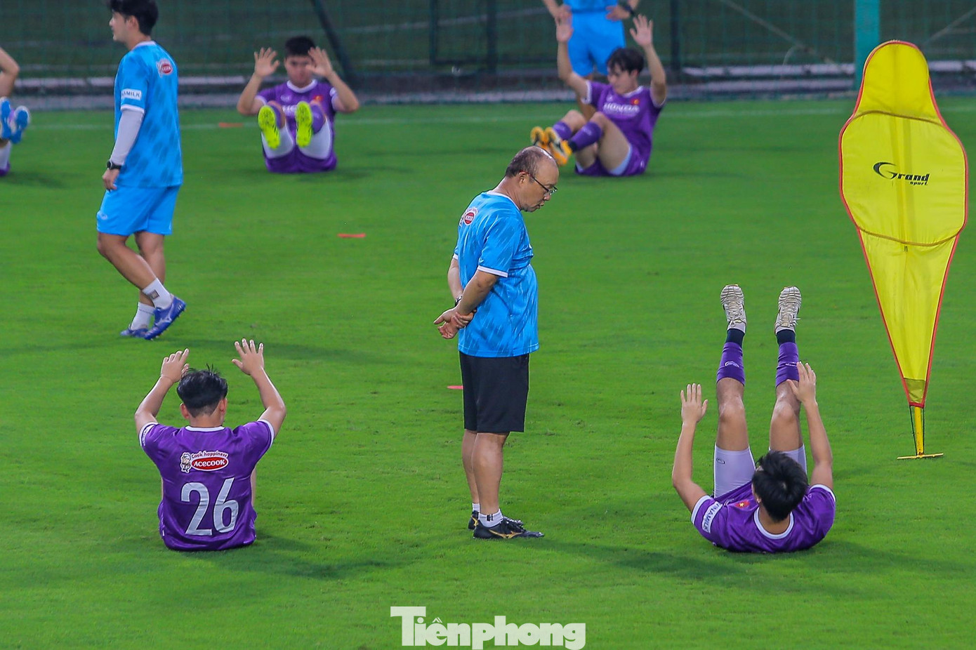 Thầy Park đích thân kiểm tra tiền vệ Tuấn Anh.