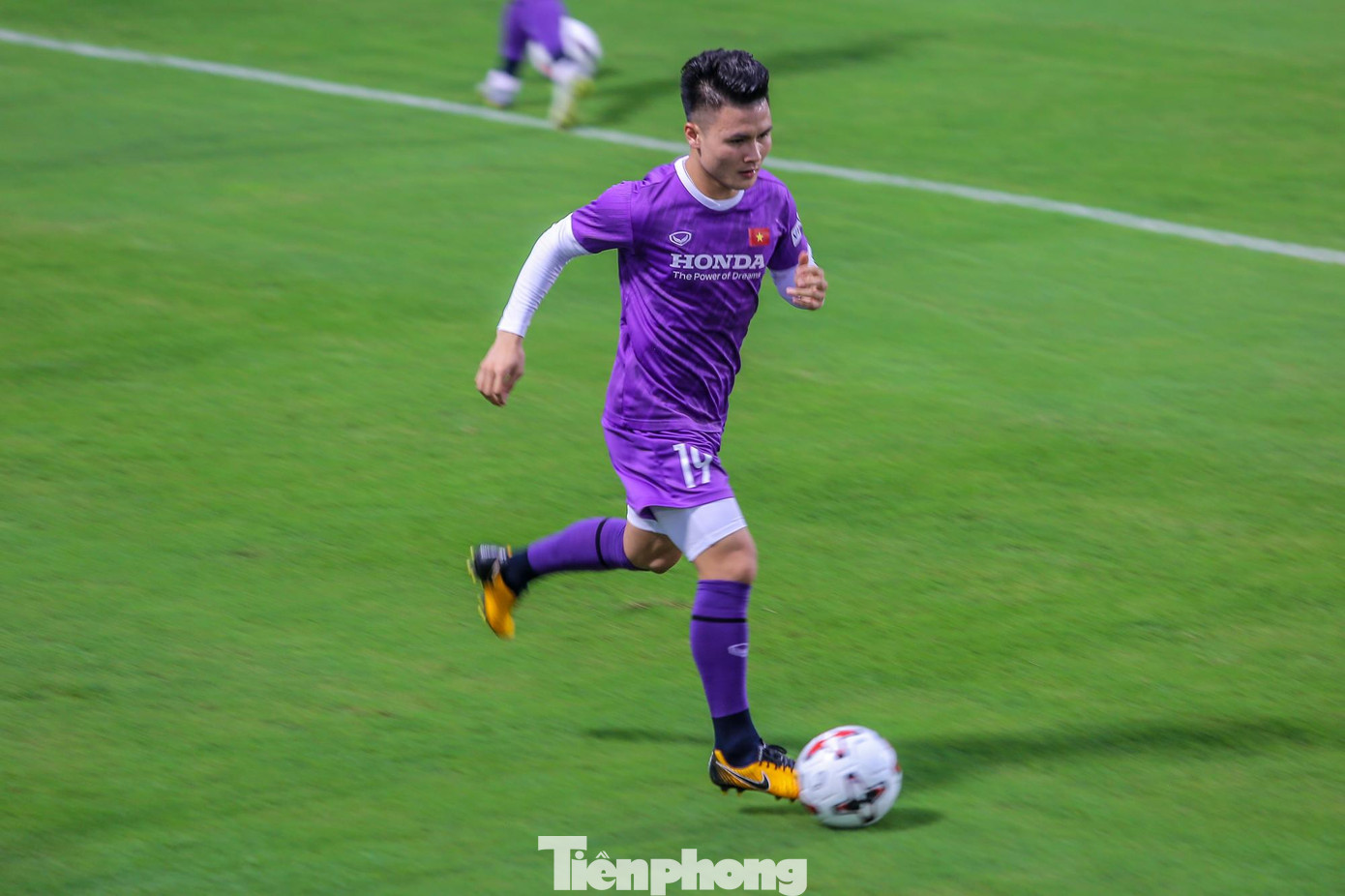 Sau màn khởi động, BHL cho các cầu thủ tập dắt bóng bằng hai chân qua các chướng ngại vật được đặt sẵn.