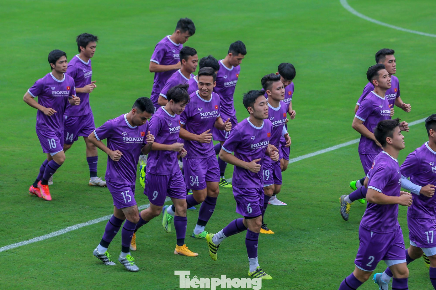 Trong buổi tập đầu tiên này, BHL cho các cầu thủ khởi động kỹ.