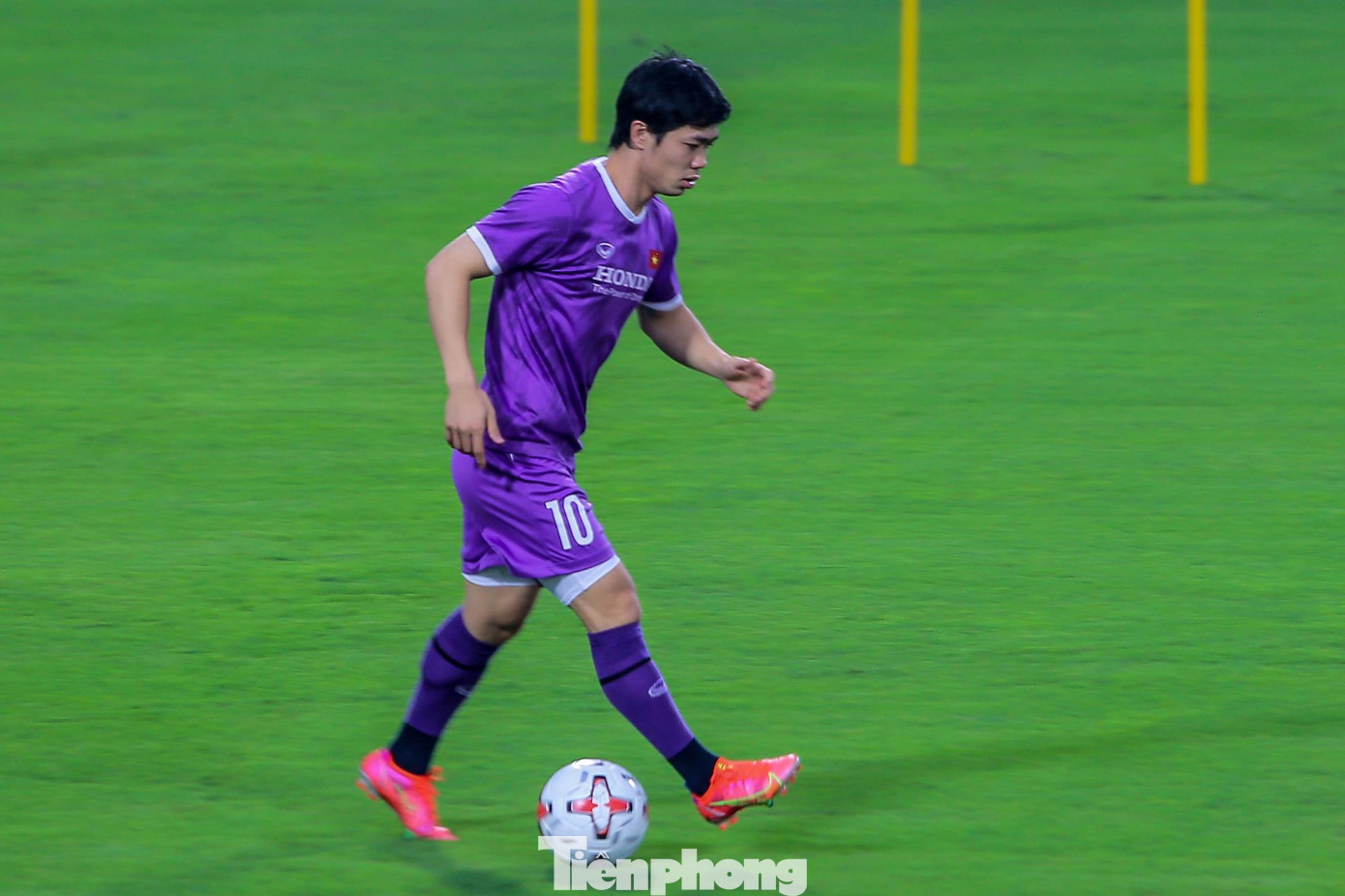 Công Phượng thể hiện kỹ thuật đi bóng.