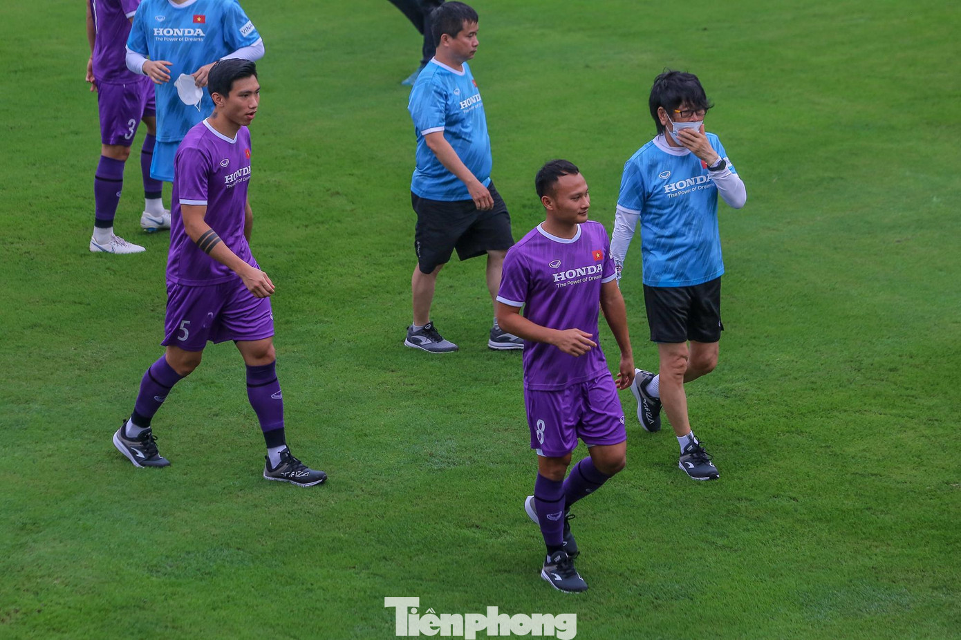 Văn Hậu và Trọng Hoàng có mặt, tuy nhiên không thể luyện tập cùng các đồng đội do chưa bình phục chấn thương.