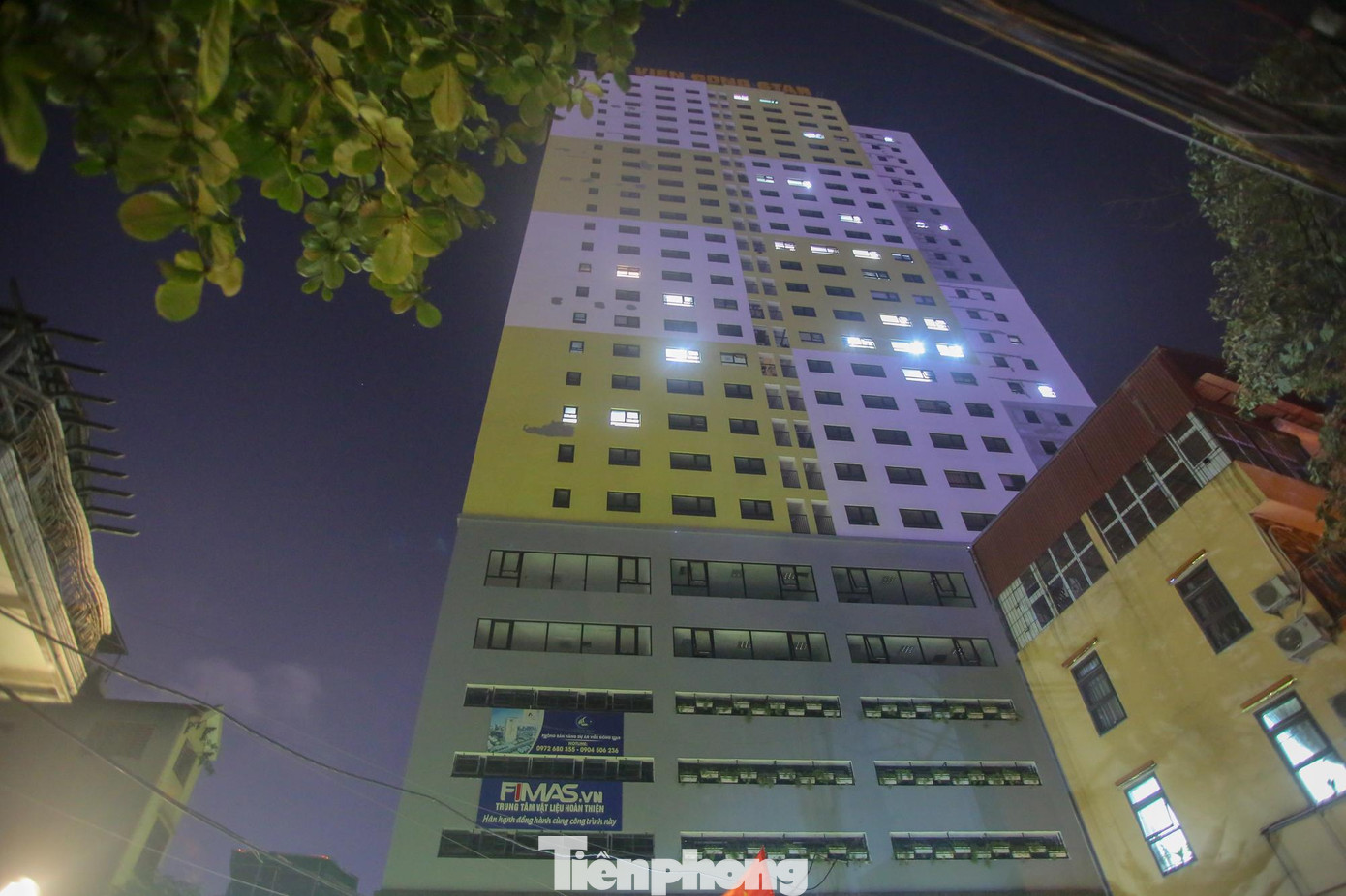 Ngày 29/4, bệnh nhân (BN) khởi phát bệnh với các triệu chứng ho, sốt. Bệnh nhân được xét nghiệm ngày 2/5 cho kết quả dương tính với SARS-CoV-2. Mẫu xét nghiệm do Viện Vệ sinh dịch tễ Trung ương thực hiện. Hiện cô gái này đang được điều trị tại Bệnh viện Nhiệt đới Trung ương cơ sở Đông Anh.