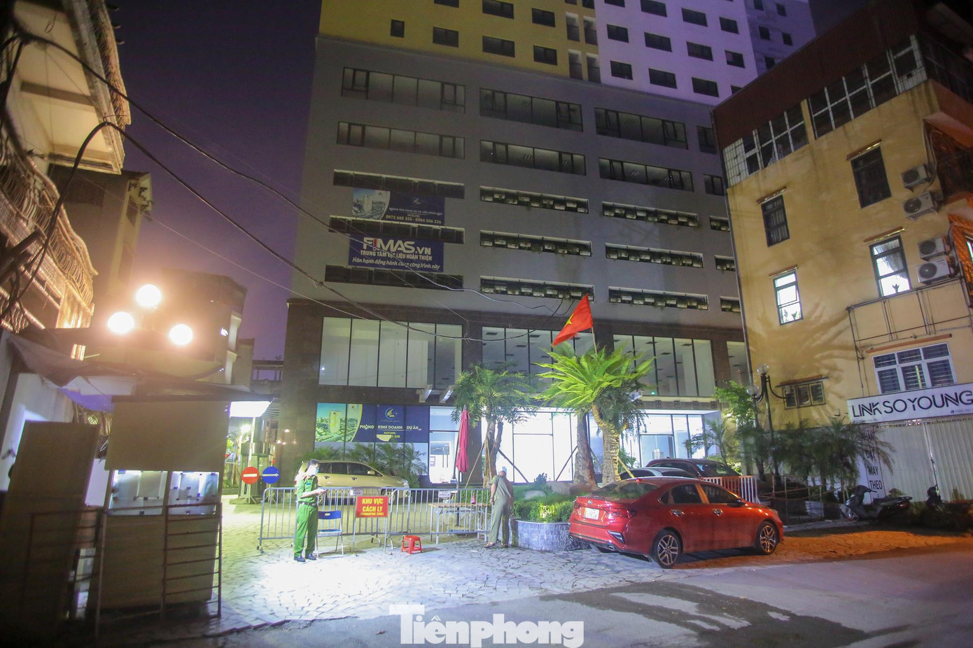 Ngay sau khi có thông tin nhân viên quán bar Sunny dương tính với SARS-CoV-2, lực lượng chức năng đã phong tỏa nơi ở của bệnh nhân này tại chung cư số 1 Giáp Nhị (phường Thịnh Liệt, quận Hoàng Mai, Hà Nội).