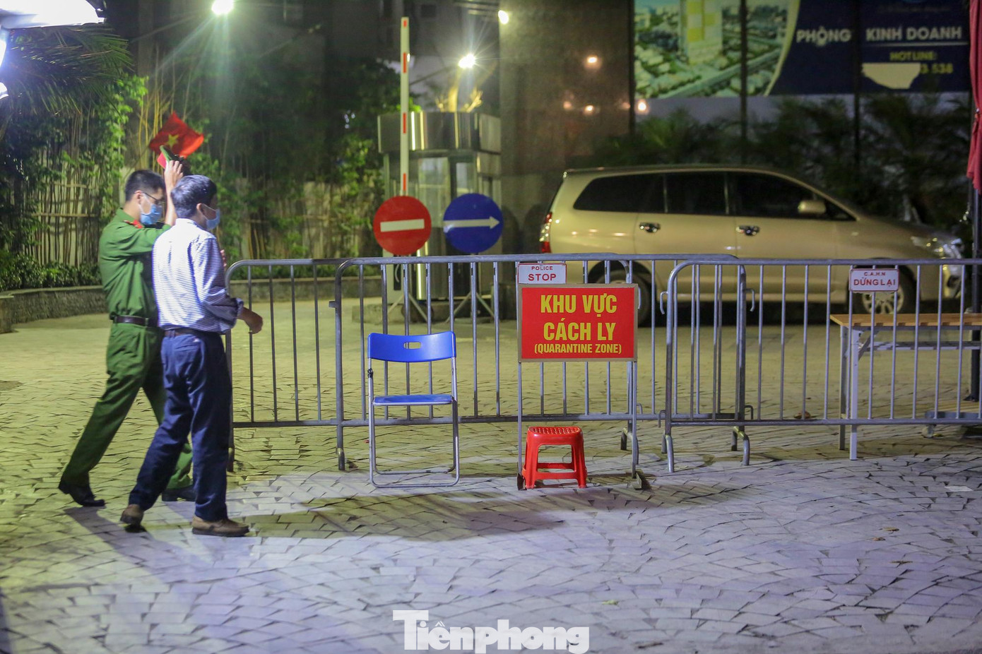 Lực lượng lập chốt barie chốt chặn người ra vào chung cư này.